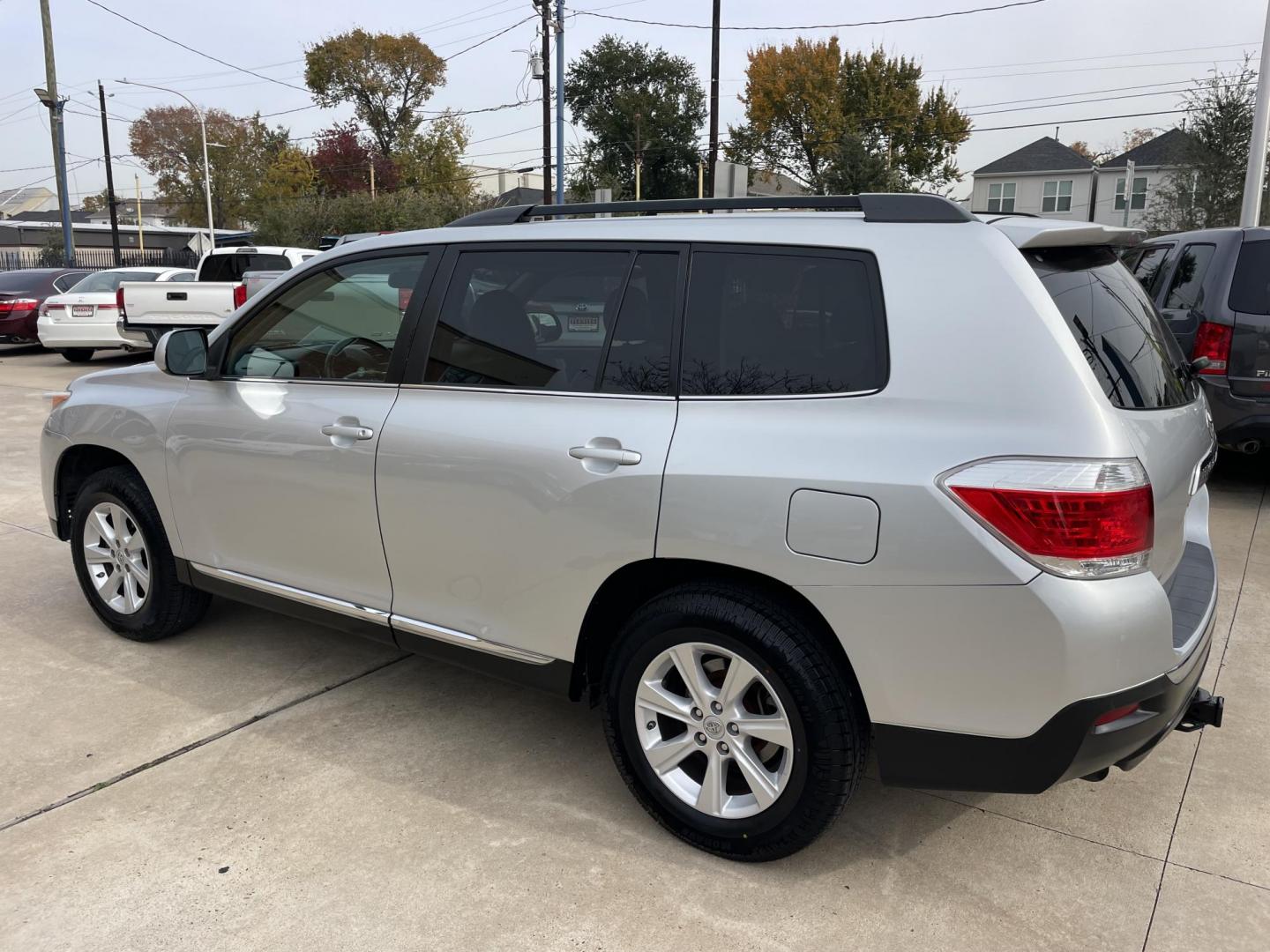 2011 Silver /Silver Toyota Highlander Base 2WD V6 (5TDZK3EH4BS) with an 3.5L V6 DOHC 24V engine, 5-Speed Automatic transmission, located at 1501 West 15th St., Houston, 77008, (713) 869-2925, 29.797941, -95.411789 - Photo#3