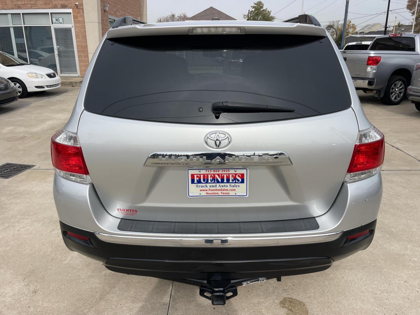 2011 Silver /Silver Toyota Highlander Base 2WD V6 (5TDZK3EH4BS) with an 3.5L V6 DOHC 24V engine, 5-Speed Automatic transmission, located at 1501 West 15th St., Houston, 77008, (713) 869-2925, 29.797941, -95.411789 - Photo#5