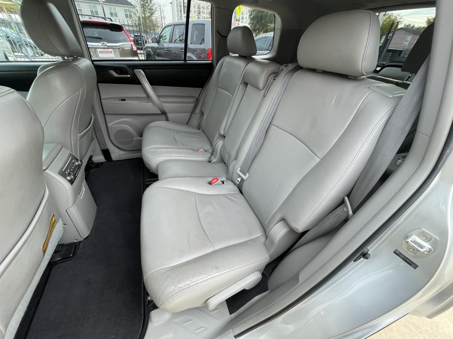 2011 Silver /Silver Toyota Highlander Base 2WD V6 (5TDZK3EH4BS) with an 3.5L V6 DOHC 24V engine, 5-Speed Automatic transmission, located at 1501 West 15th St., Houston, 77008, (713) 869-2925, 29.797941, -95.411789 - Photo#9