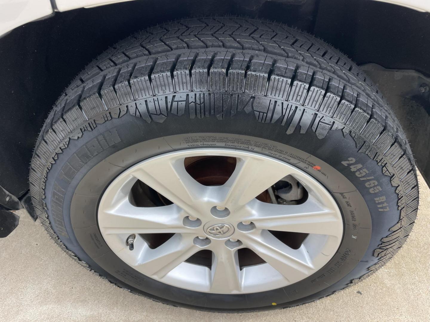 2011 Silver /Silver Toyota Highlander Base 2WD V6 (5TDZK3EH4BS) with an 3.5L V6 DOHC 24V engine, 5-Speed Automatic transmission, located at 1501 West 15th St., Houston, 77008, (713) 869-2925, 29.797941, -95.411789 - Photo#7