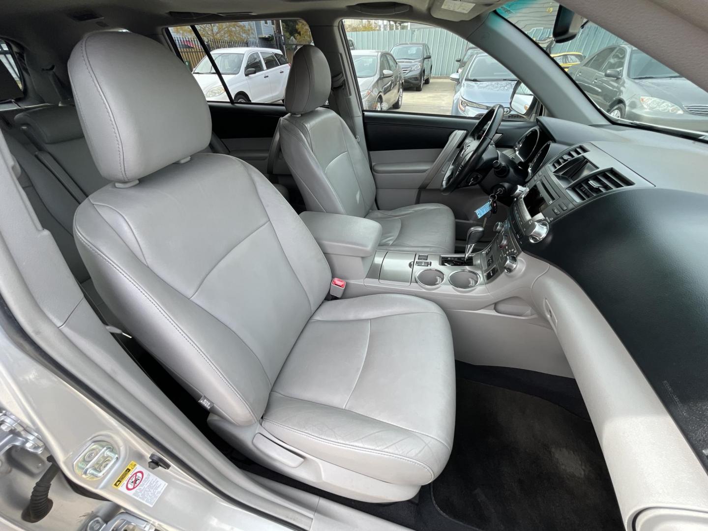 2011 Silver /Silver Toyota Highlander Base 2WD V6 (5TDZK3EH4BS) with an 3.5L V6 DOHC 24V engine, 5-Speed Automatic transmission, located at 1501 West 15th St., Houston, 77008, (713) 869-2925, 29.797941, -95.411789 - Photo#13