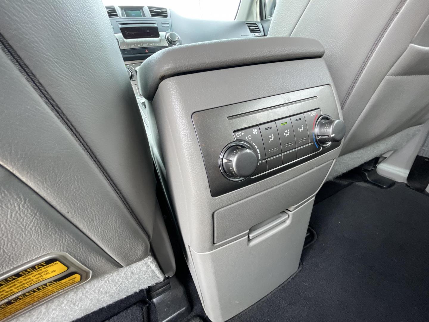 2011 Silver /Silver Toyota Highlander Base 2WD V6 (5TDZK3EH4BS) with an 3.5L V6 DOHC 24V engine, 5-Speed Automatic transmission, located at 1501 West 15th St., Houston, 77008, (713) 869-2925, 29.797941, -95.411789 - Photo#14