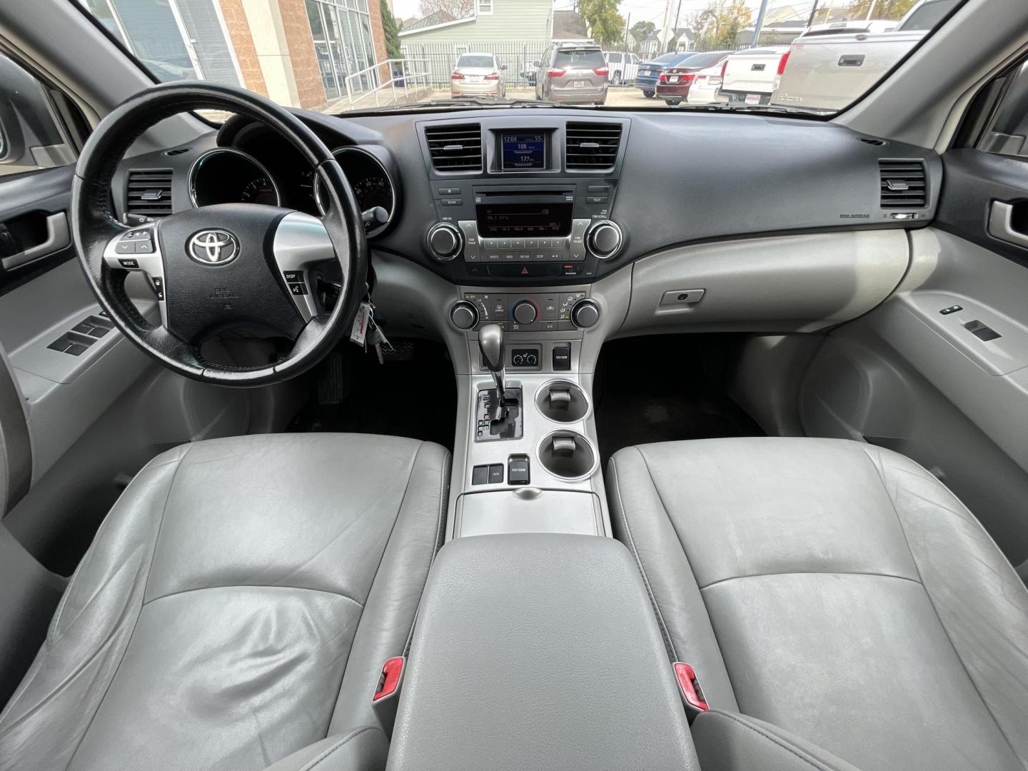 2011 Silver /Silver Toyota Highlander Base 2WD V6 (5TDZK3EH4BS) with an 3.5L V6 DOHC 24V engine, 5-Speed Automatic transmission, located at 1501 West 15th St., Houston, 77008, (713) 869-2925, 29.797941, -95.411789 - Photo#16