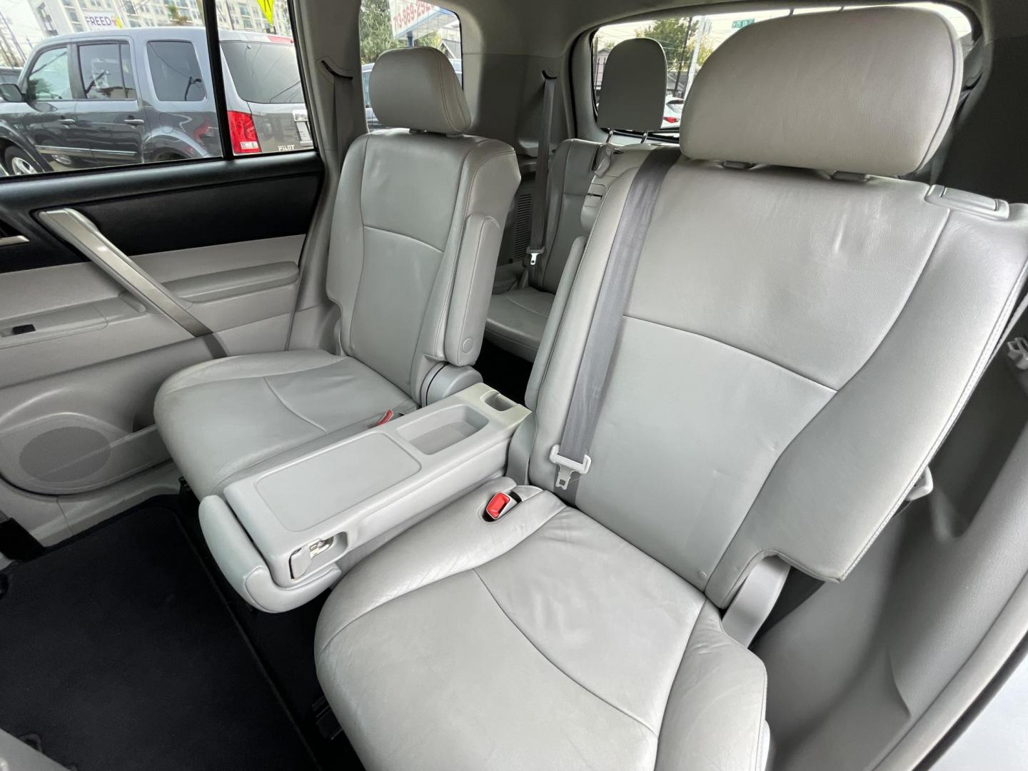 2011 Silver /Silver Toyota Highlander Base 2WD V6 (5TDZK3EH4BS) with an 3.5L V6 DOHC 24V engine, 5-Speed Automatic transmission, located at 1501 West 15th St., Houston, 77008, (713) 869-2925, 29.797941, -95.411789 - Photo#15