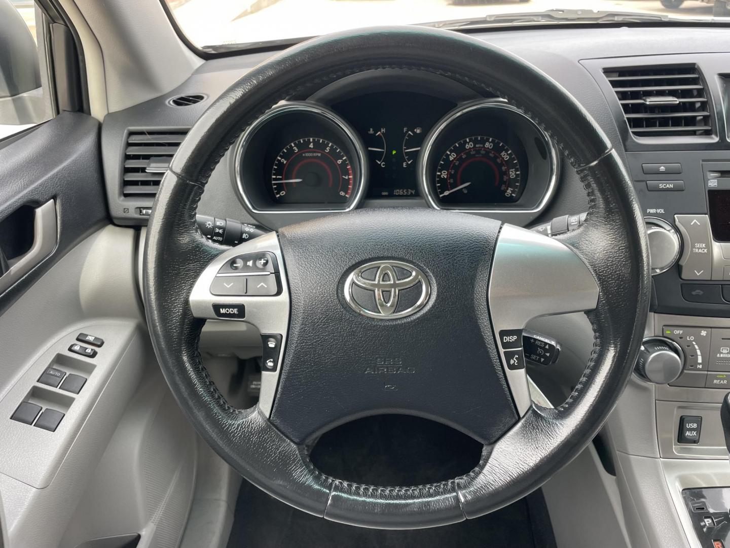 2011 Silver /Silver Toyota Highlander Base 2WD V6 (5TDZK3EH4BS) with an 3.5L V6 DOHC 24V engine, 5-Speed Automatic transmission, located at 1501 West 15th St., Houston, 77008, (713) 869-2925, 29.797941, -95.411789 - Photo#17