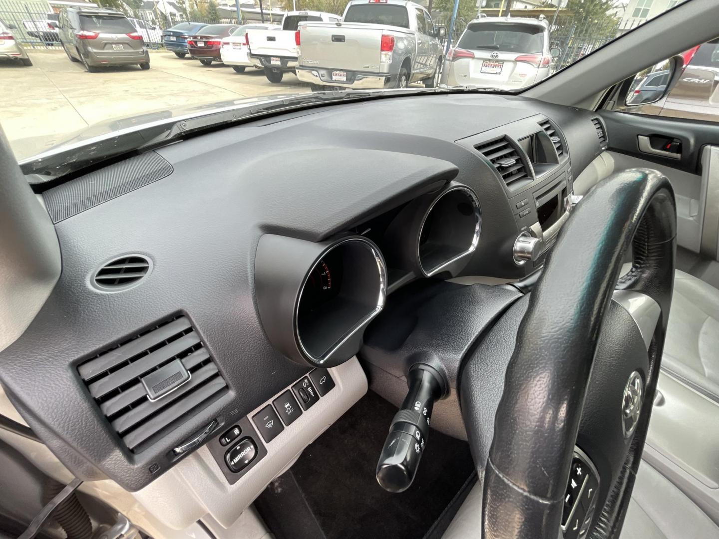 2011 Silver /Silver Toyota Highlander Base 2WD V6 (5TDZK3EH4BS) with an 3.5L V6 DOHC 24V engine, 5-Speed Automatic transmission, located at 1501 West 15th St., Houston, 77008, (713) 869-2925, 29.797941, -95.411789 - Photo#21