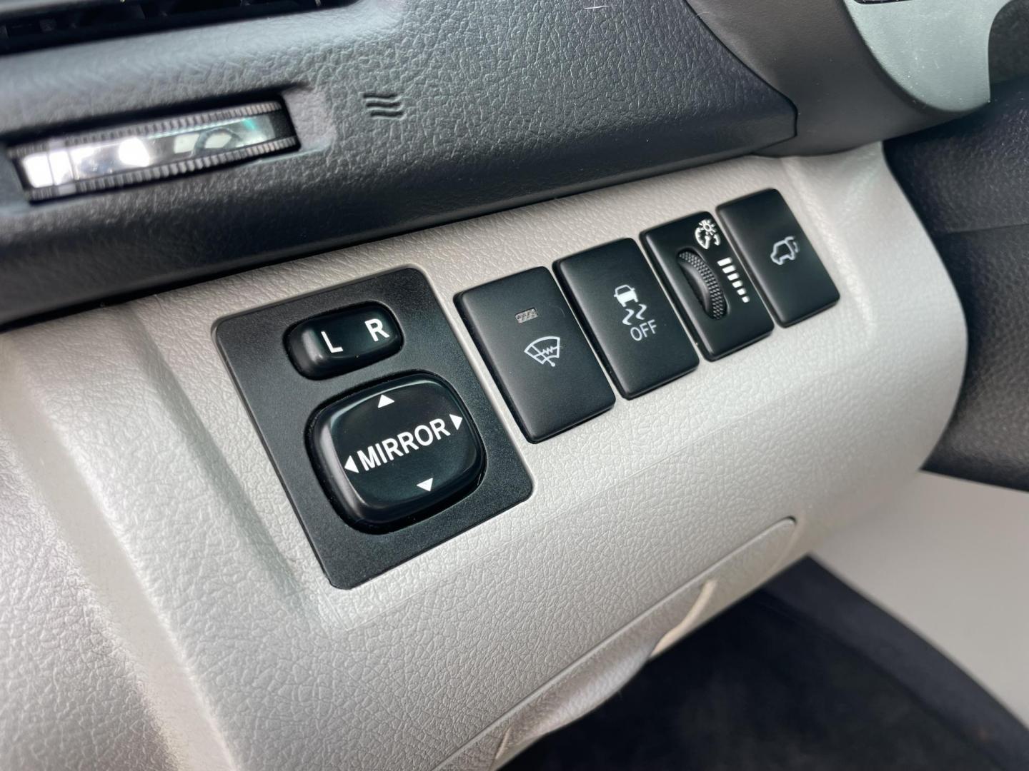 2011 Silver /Silver Toyota Highlander Base 2WD V6 (5TDZK3EH4BS) with an 3.5L V6 DOHC 24V engine, 5-Speed Automatic transmission, located at 1501 West 15th St., Houston, 77008, (713) 869-2925, 29.797941, -95.411789 - Photo#22