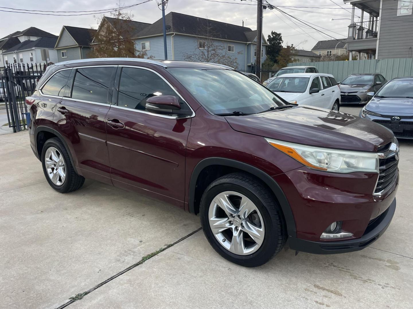 2015 Burgundy /Black Toyota Highlander Limited FWD V6 (5TDYKRFH9FS) with an 3.5L V6 DOHC 24V engine, 6-Speed Automatic transmission, located at 1501 West 15th St., Houston, 77008, (713) 869-2925, 29.797941, -95.411789 - Photo#1