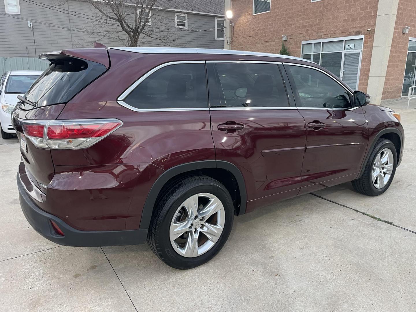 2015 Burgundy /Black Toyota Highlander Limited FWD V6 (5TDYKRFH9FS) with an 3.5L V6 DOHC 24V engine, 6-Speed Automatic transmission, located at 1501 West 15th St., Houston, 77008, (713) 869-2925, 29.797941, -95.411789 - Photo#2