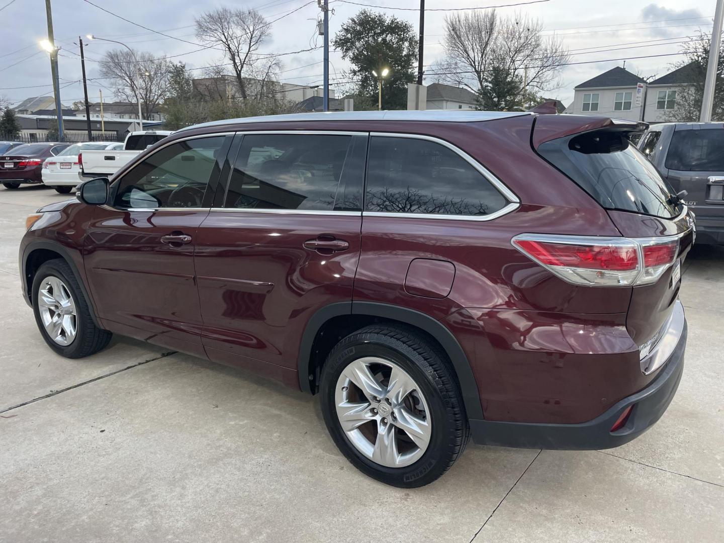 2015 Burgundy /Black Toyota Highlander Limited FWD V6 (5TDYKRFH9FS) with an 3.5L V6 DOHC 24V engine, 6-Speed Automatic transmission, located at 1501 West 15th St., Houston, 77008, (713) 869-2925, 29.797941, -95.411789 - Photo#3