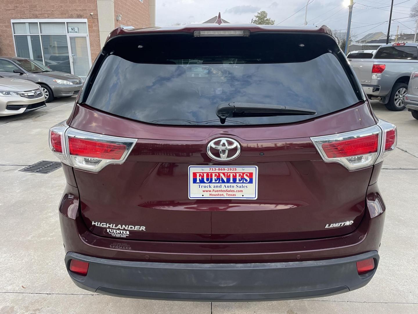 2015 Burgundy /Black Toyota Highlander Limited FWD V6 (5TDYKRFH9FS) with an 3.5L V6 DOHC 24V engine, 6-Speed Automatic transmission, located at 1501 West 15th St., Houston, 77008, (713) 869-2925, 29.797941, -95.411789 - Photo#5