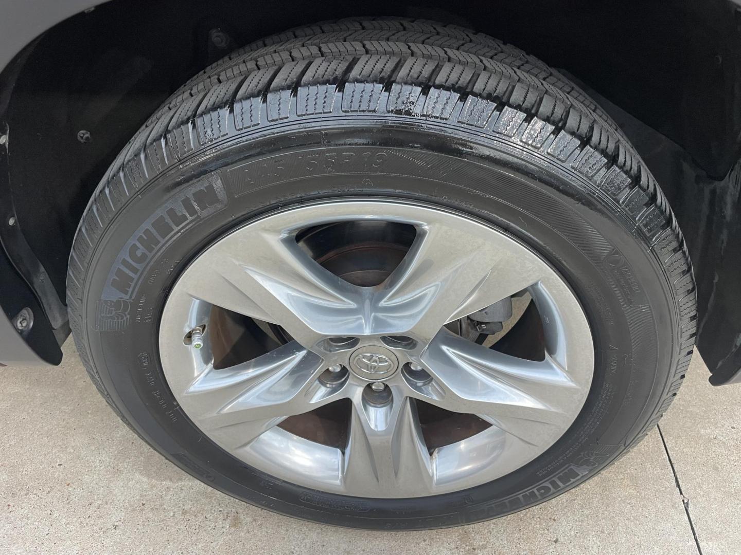 2015 Burgundy /Black Toyota Highlander Limited FWD V6 (5TDYKRFH9FS) with an 3.5L V6 DOHC 24V engine, 6-Speed Automatic transmission, located at 1501 West 15th St., Houston, 77008, (713) 869-2925, 29.797941, -95.411789 - Photo#6