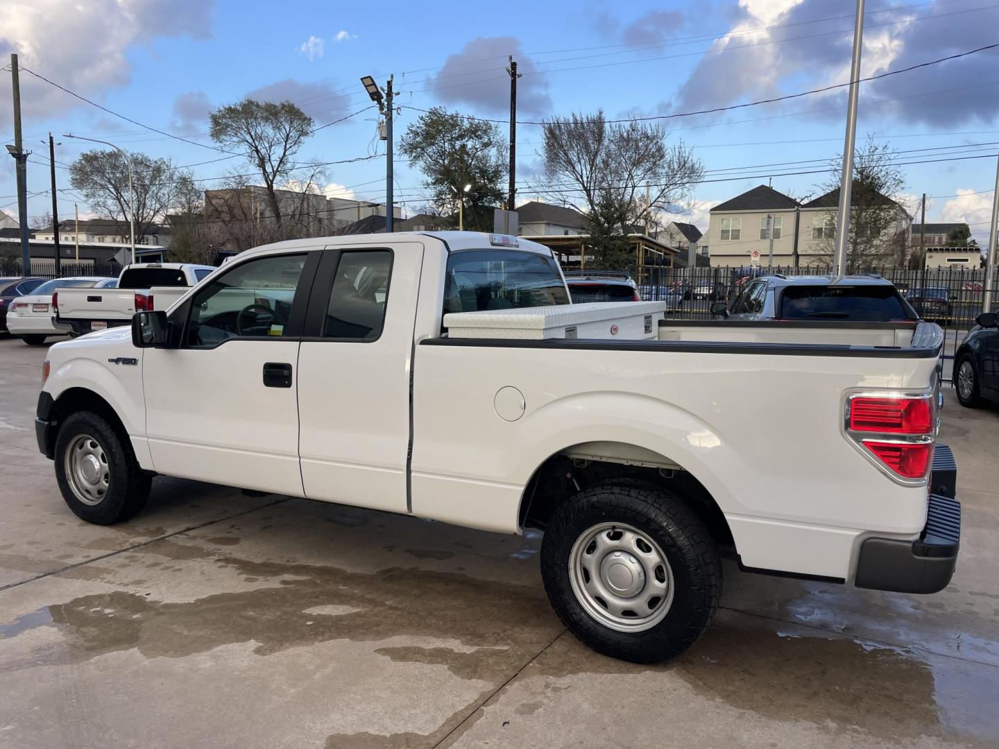 2014 White /Silver Ford F-150 XLT SuperCab 8-ft. Bed 2WD (1FTEX1CM5EK) with an 3.7L V6 DOHC 24V engine, 6-Speed Automatic transmission, located at 1501 West 15th St., Houston, 77008, (713) 869-2925, 29.797941, -95.411789 - Photo#3