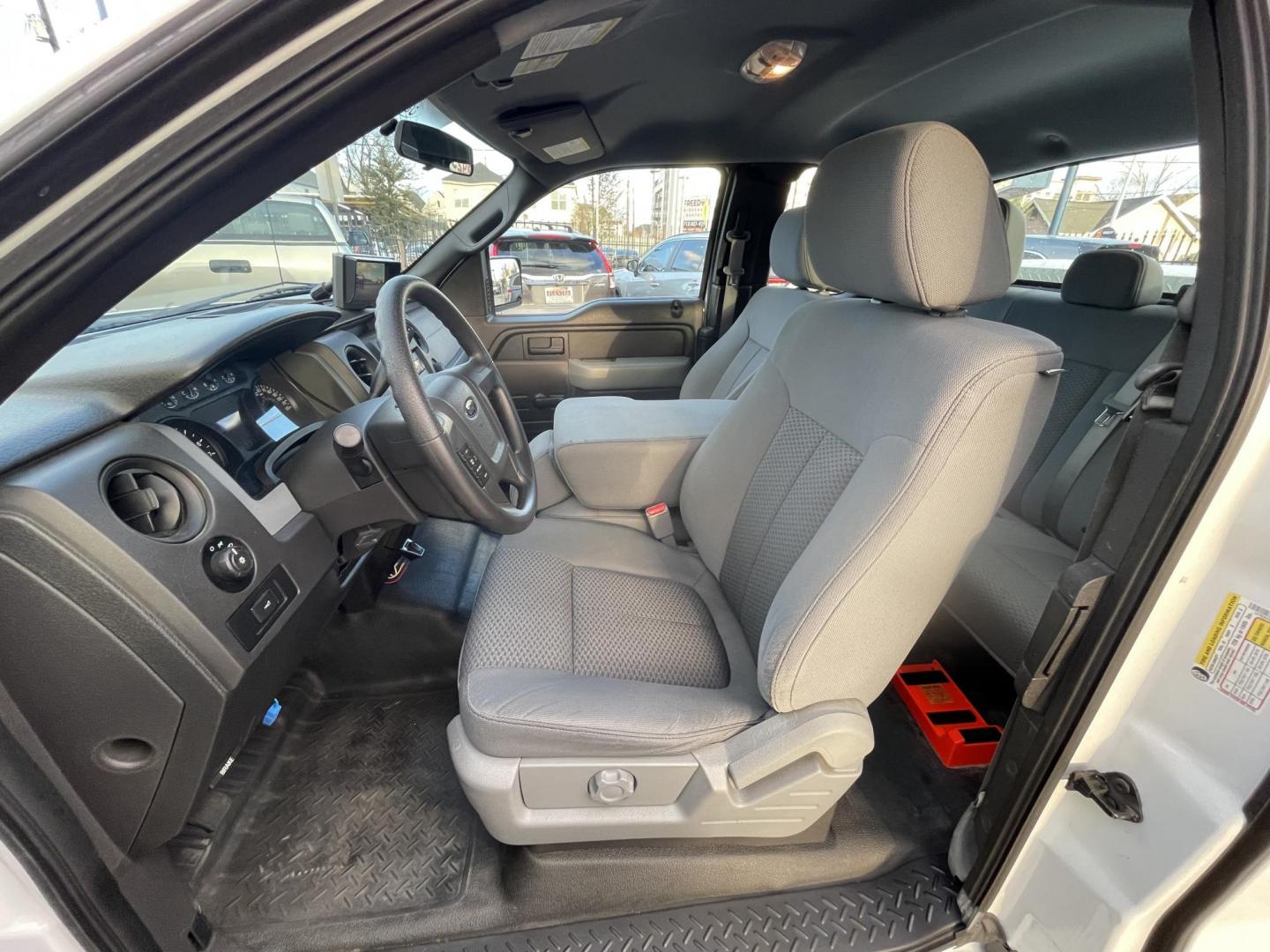 2014 White /Silver Ford F-150 XLT SuperCab 8-ft. Bed 2WD (1FTEX1CM5EK) with an 3.7L V6 DOHC 24V engine, 6-Speed Automatic transmission, located at 1501 West 15th St., Houston, 77008, (713) 869-2925, 29.797941, -95.411789 - Photo#8
