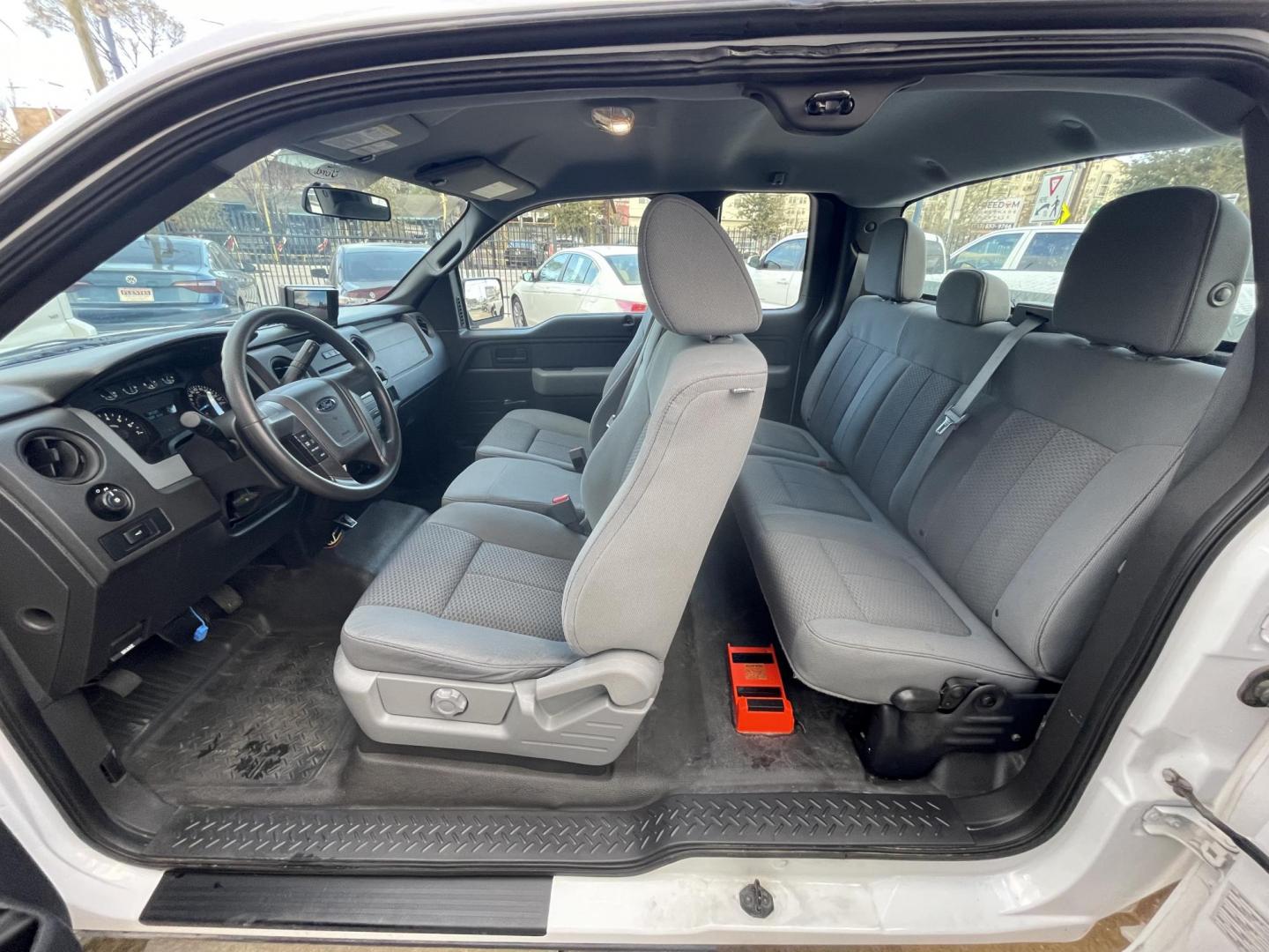 2014 White /Silver Ford F-150 XLT SuperCab 8-ft. Bed 2WD (1FTEX1CM5EK) with an 3.7L V6 DOHC 24V engine, 6-Speed Automatic transmission, located at 1501 West 15th St., Houston, 77008, (713) 869-2925, 29.797941, -95.411789 - Photo#14