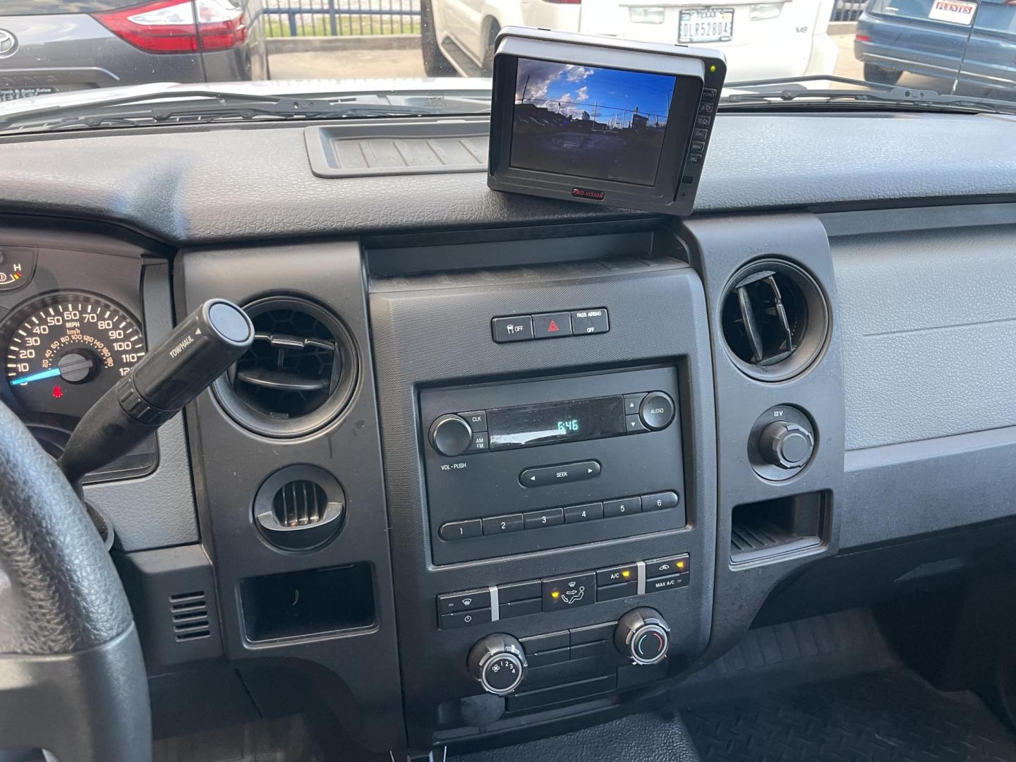 2014 White /Silver Ford F-150 XLT SuperCab 8-ft. Bed 2WD (1FTEX1CM5EK) with an 3.7L V6 DOHC 24V engine, 6-Speed Automatic transmission, located at 1501 West 15th St., Houston, 77008, (713) 869-2925, 29.797941, -95.411789 - Photo#17