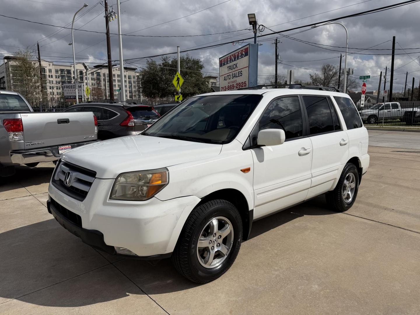 2008 White /Tan Honda Pilot EX-L 2WD (5FNYF28528B) with an 3.5L V6 SOHC 24V engine, 5-Speed Automatic Overdrive transmission, located at 1501 West 15th St., Houston, 77008, (713) 869-2925, 29.797941, -95.411789 - Photo#0
