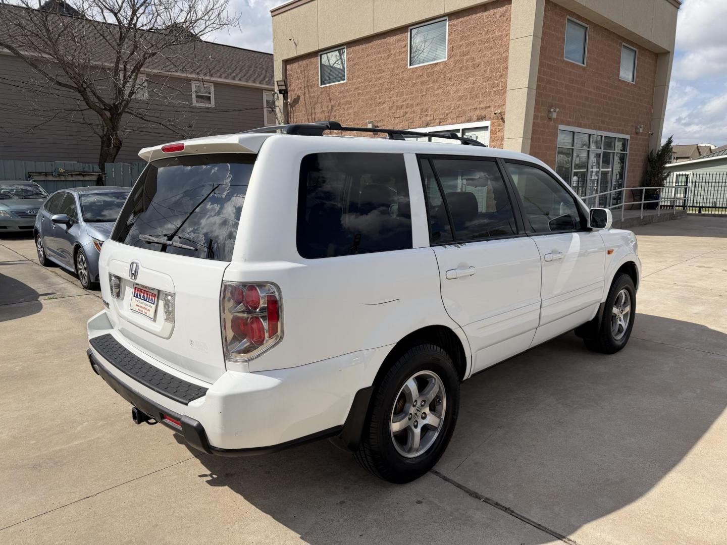 2008 White /Tan Honda Pilot EX-L 2WD (5FNYF28528B) with an 3.5L V6 SOHC 24V engine, 5-Speed Automatic Overdrive transmission, located at 1501 West 15th St., Houston, 77008, (713) 869-2925, 29.797941, -95.411789 - Photo#2