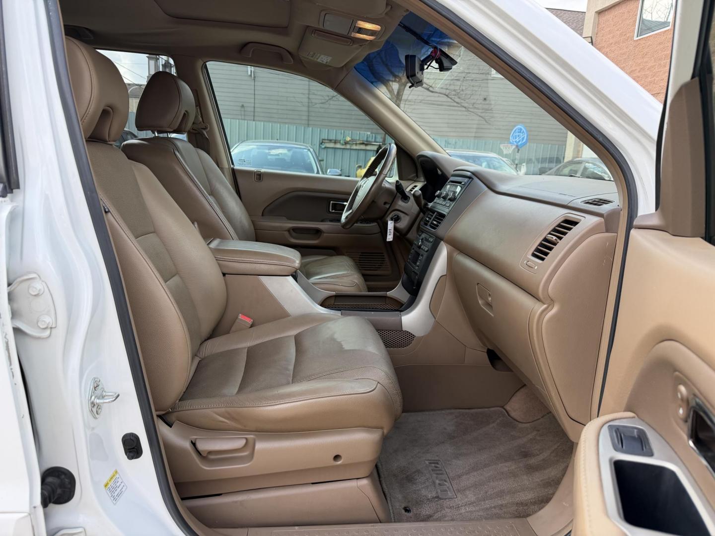 2008 White /Tan Honda Pilot EX-L 2WD (5FNYF28528B) with an 3.5L V6 SOHC 24V engine, 5-Speed Automatic Overdrive transmission, located at 1501 West 15th St., Houston, 77008, (713) 869-2925, 29.797941, -95.411789 - Photo#5