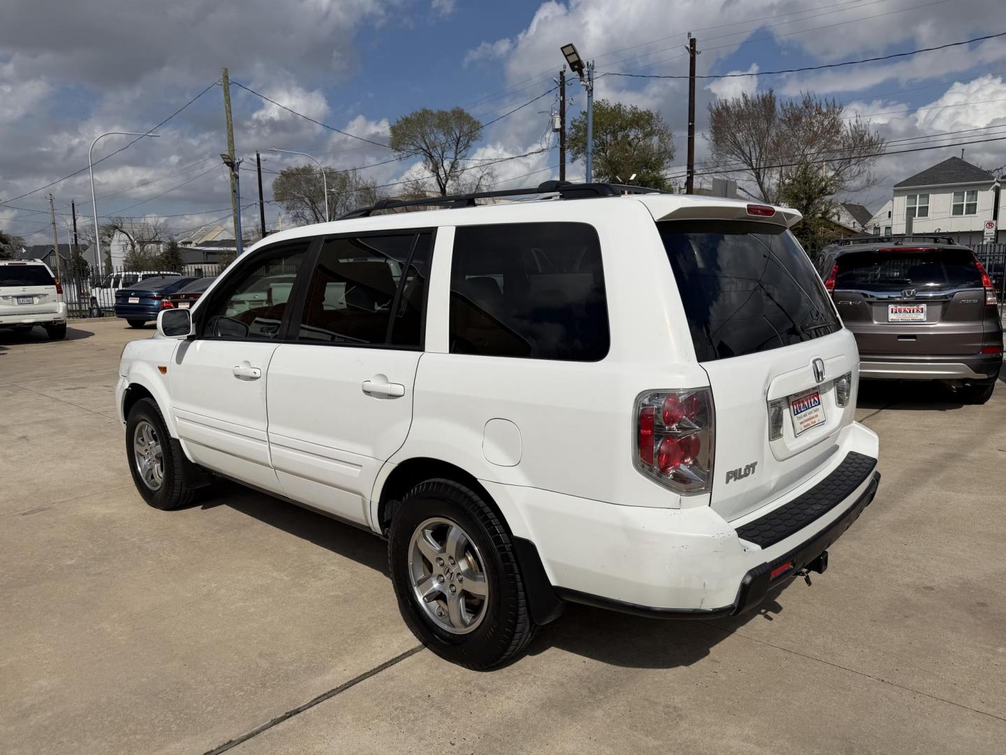 2008 White /Tan Honda Pilot EX-L 2WD (5FNYF28528B) with an 3.5L V6 SOHC 24V engine, 5-Speed Automatic Overdrive transmission, located at 1501 West 15th St., Houston, 77008, (713) 869-2925, 29.797941, -95.411789 - Photo#3
