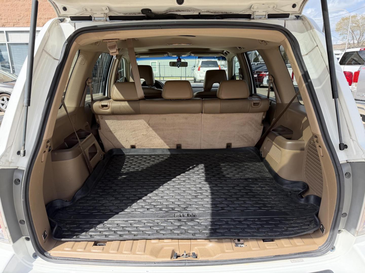 2008 White /Tan Honda Pilot EX-L 2WD (5FNYF28528B) with an 3.5L V6 SOHC 24V engine, 5-Speed Automatic Overdrive transmission, located at 1501 West 15th St., Houston, 77008, (713) 869-2925, 29.797941, -95.411789 - Photo#4