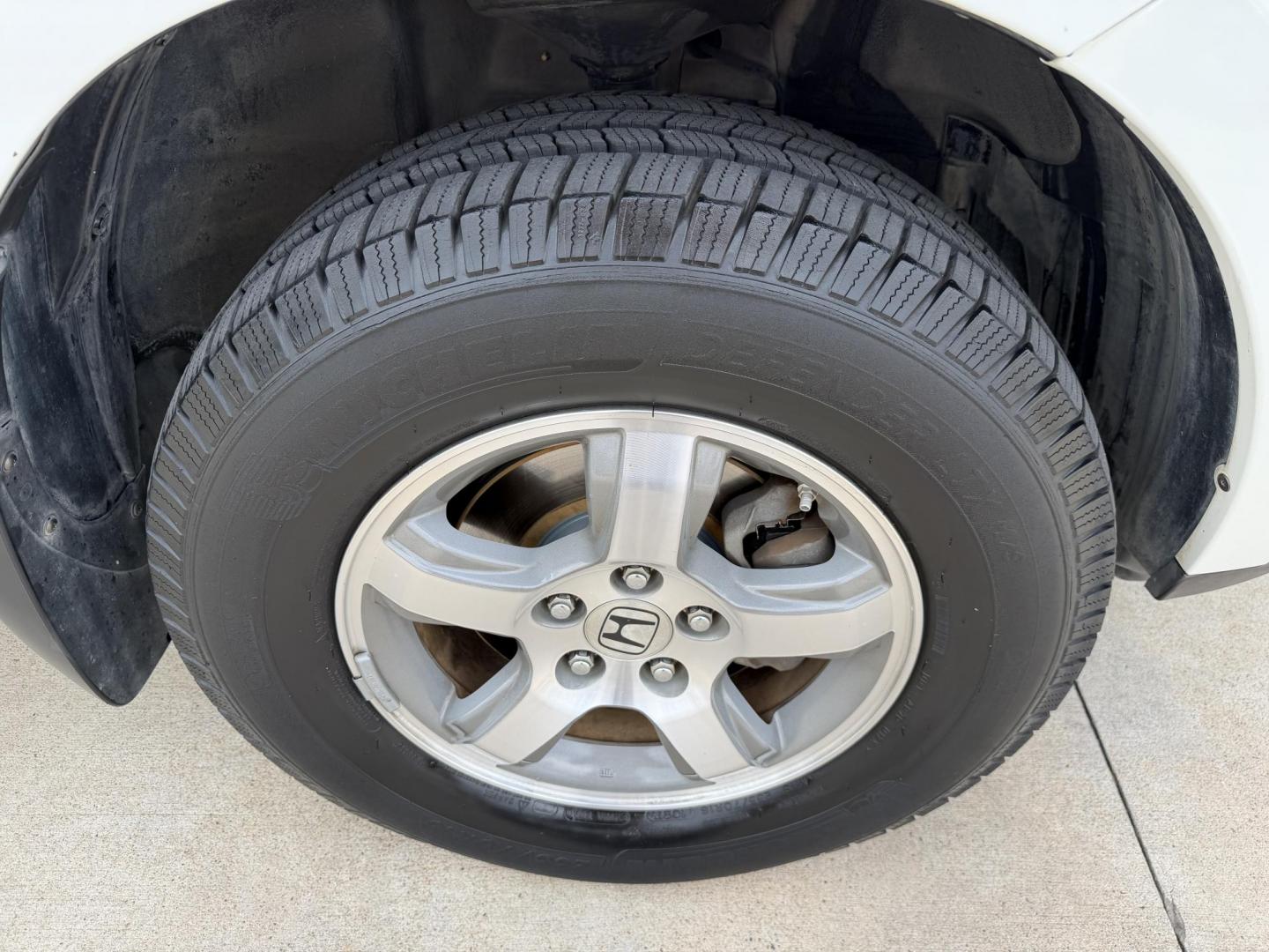 2008 White /Tan Honda Pilot EX-L 2WD (5FNYF28528B) with an 3.5L V6 SOHC 24V engine, 5-Speed Automatic Overdrive transmission, located at 1501 West 15th St., Houston, 77008, (713) 869-2925, 29.797941, -95.411789 - Photo#11