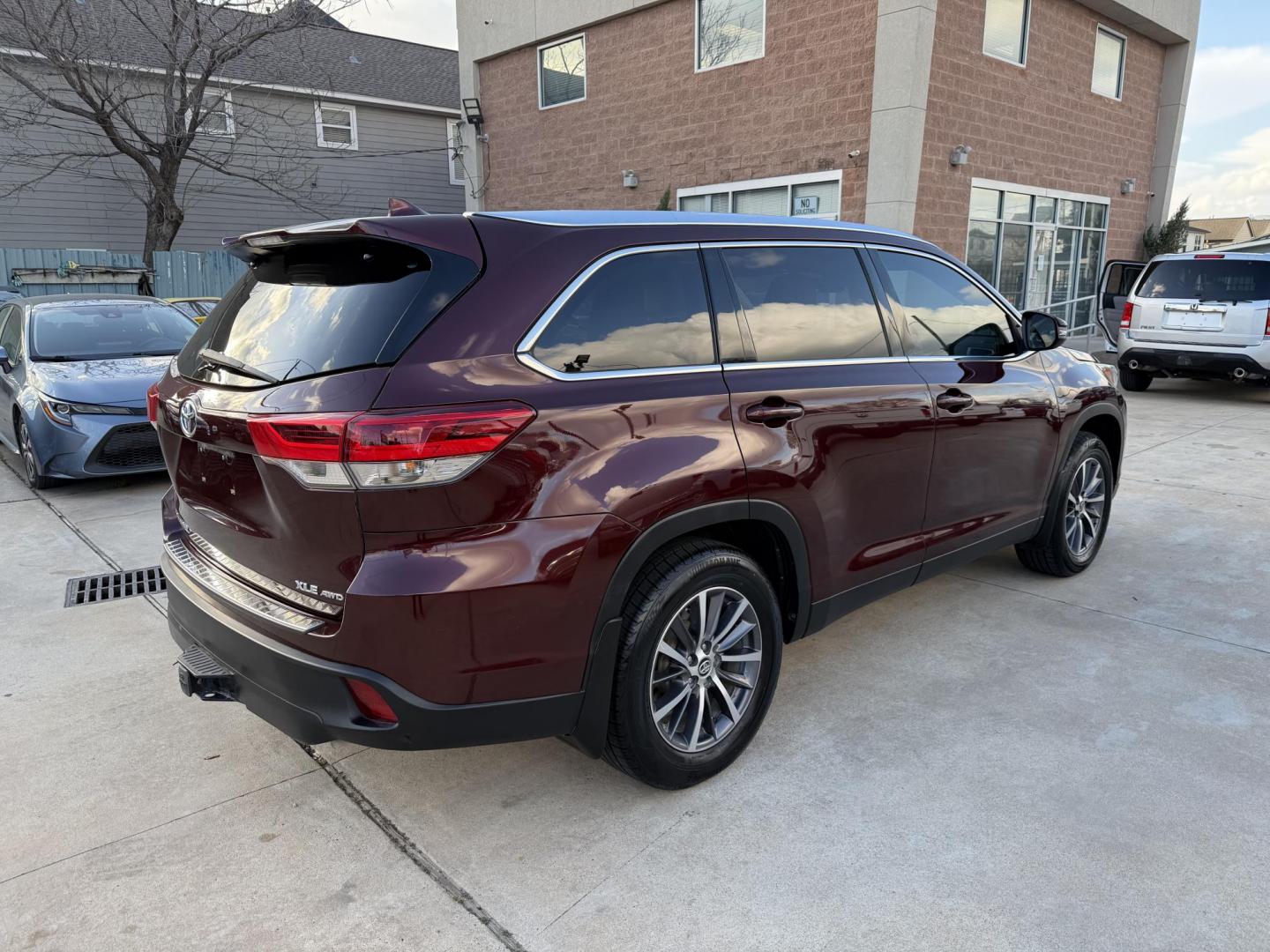 2019 Maroon /Tan Toyota Highlander XLE AWD V6 (5TDJZRFHXKS) with an 3.5L V6 DOHC 24V engine, 6A transmission, located at 1501 West 15th St., Houston, 77008, (713) 869-2925, 29.797941, -95.411789 - Photo#2