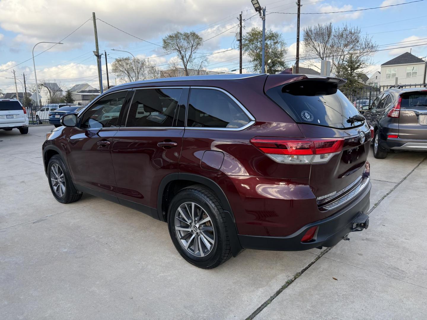 2019 Maroon /Tan Toyota Highlander XLE AWD V6 (5TDJZRFHXKS) with an 3.5L V6 DOHC 24V engine, 6A transmission, located at 1501 West 15th St., Houston, 77008, (713) 869-2925, 29.797941, -95.411789 - Photo#3
