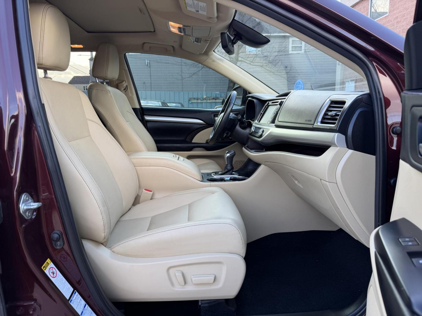 2019 Maroon /Tan Toyota Highlander XLE AWD V6 (5TDJZRFHXKS) with an 3.5L V6 DOHC 24V engine, 6A transmission, located at 1501 West 15th St., Houston, 77008, (713) 869-2925, 29.797941, -95.411789 - Photo#5