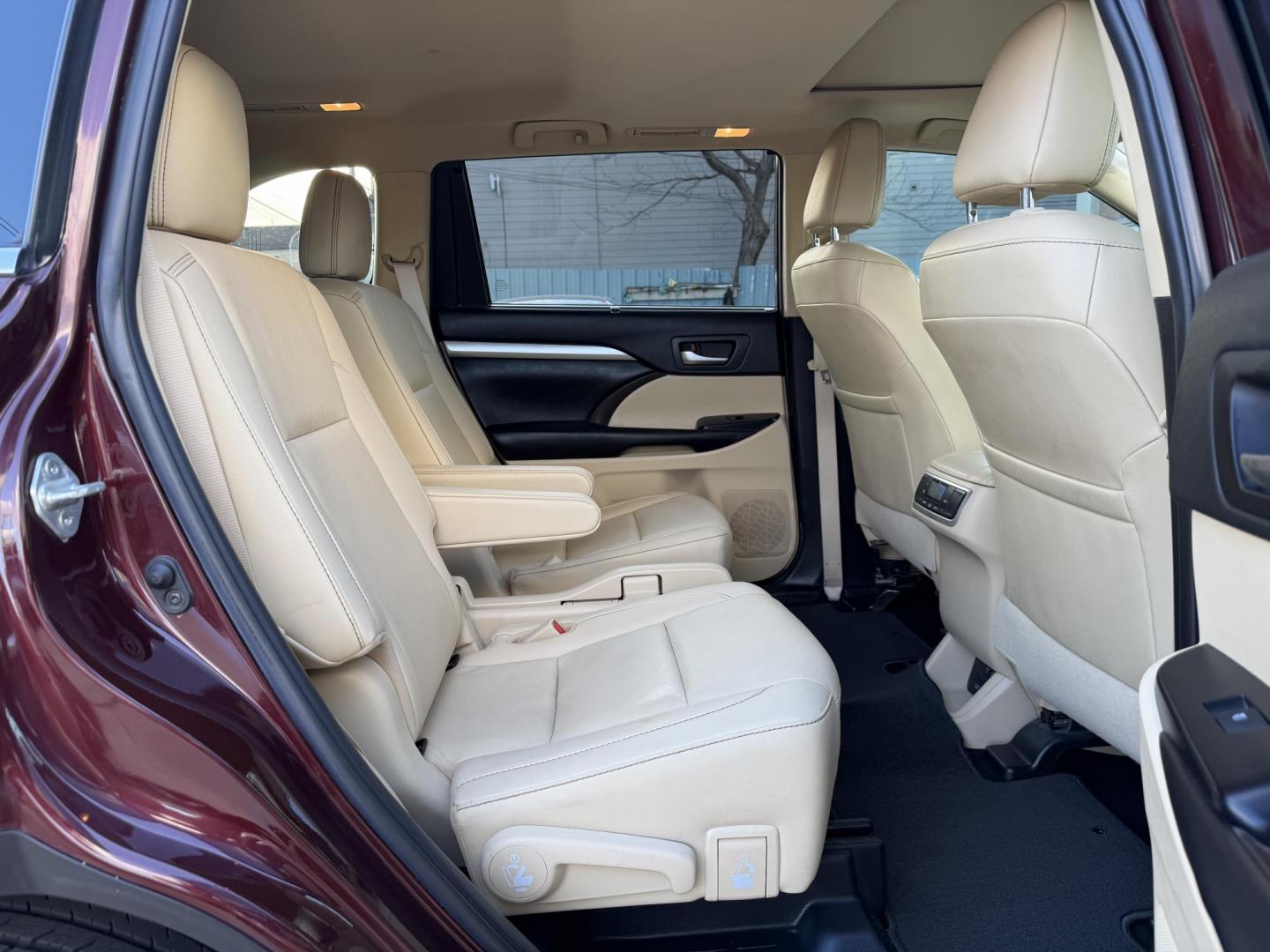 2019 Maroon /Tan Toyota Highlander XLE AWD V6 (5TDJZRFHXKS) with an 3.5L V6 DOHC 24V engine, 6A transmission, located at 1501 West 15th St., Houston, 77008, (713) 869-2925, 29.797941, -95.411789 - Photo#6