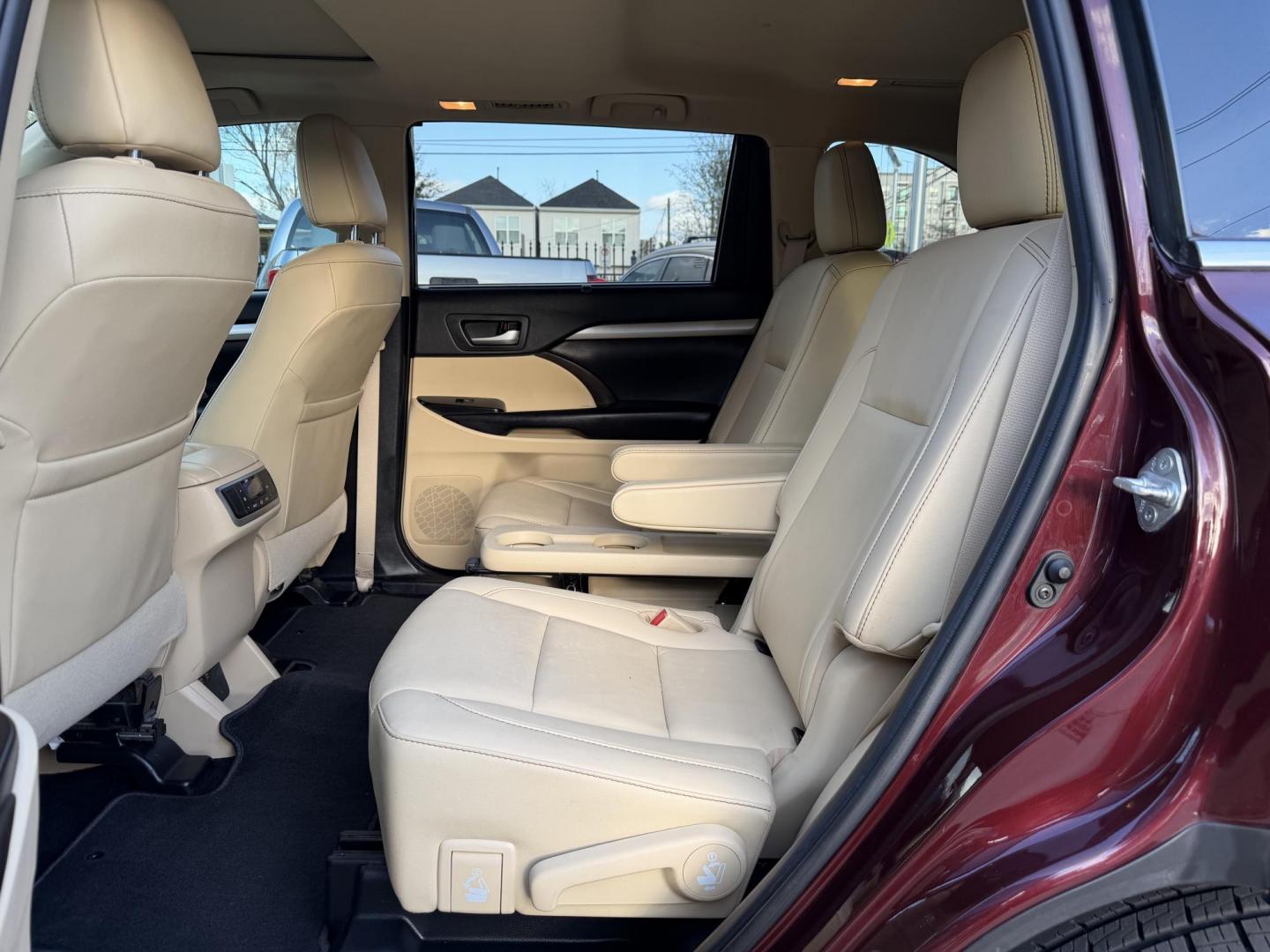 2019 Maroon /Tan Toyota Highlander XLE AWD V6 (5TDJZRFHXKS) with an 3.5L V6 DOHC 24V engine, 6A transmission, located at 1501 West 15th St., Houston, 77008, (713) 869-2925, 29.797941, -95.411789 - Photo#8