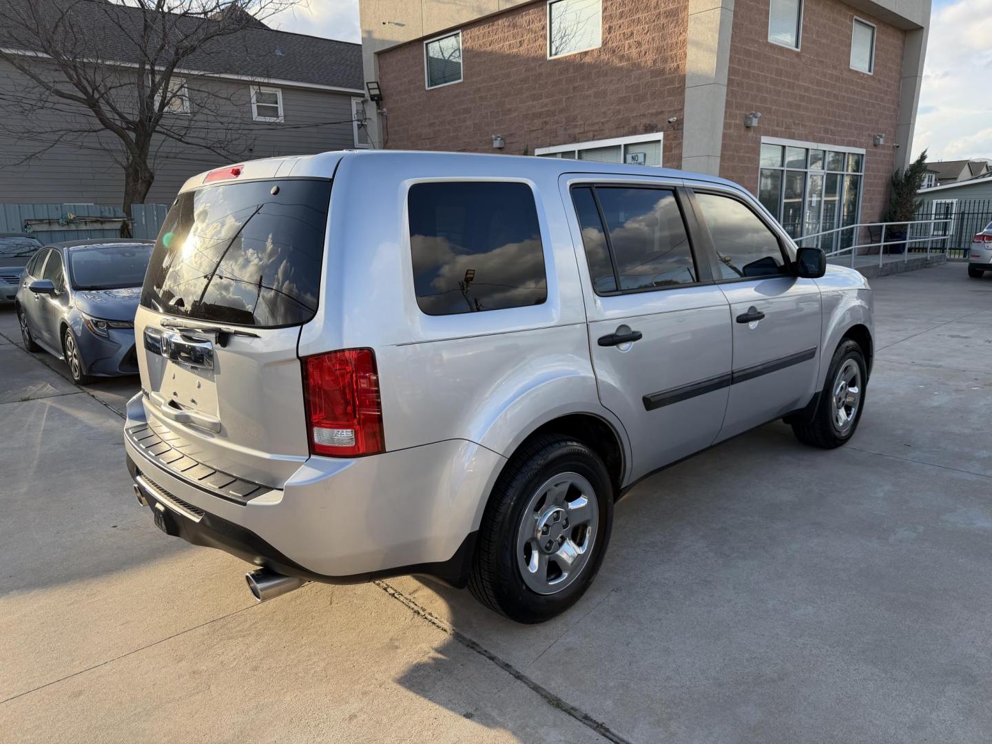 2015 Silver /Grey Honda Pilot LX 2WD (5FNYF3H25FB) with an 3.5L V6 SOHC 24V engine, 5-Speed Automatic transmission, located at 1501 West 15th St., Houston, 77008, (713) 869-2925, 29.797941, -95.411789 - Photo#2