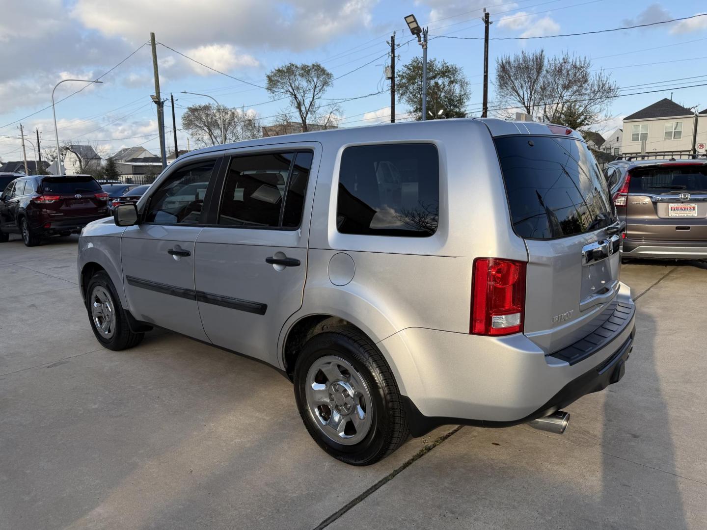 2015 Silver /Grey Honda Pilot LX 2WD (5FNYF3H25FB) with an 3.5L V6 SOHC 24V engine, 5-Speed Automatic transmission, located at 1501 West 15th St., Houston, 77008, (713) 869-2925, 29.797941, -95.411789 - Photo#3