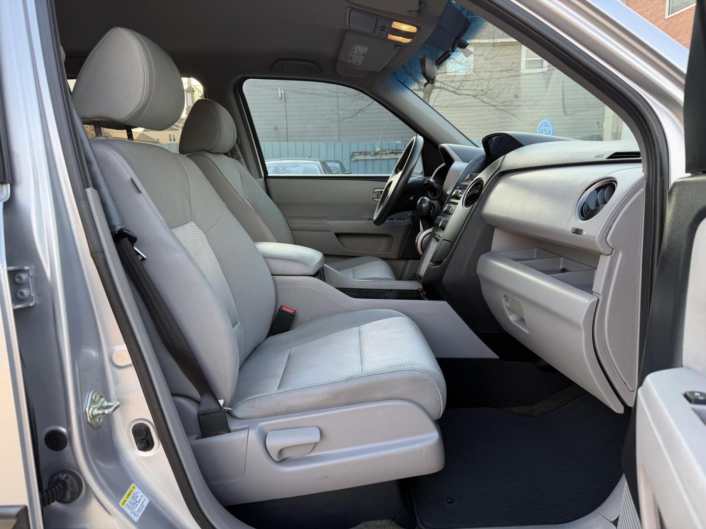 2015 Silver /Grey Honda Pilot LX 2WD (5FNYF3H25FB) with an 3.5L V6 SOHC 24V engine, 5-Speed Automatic transmission, located at 1501 West 15th St., Houston, 77008, (713) 869-2925, 29.797941, -95.411789 - Photo#5