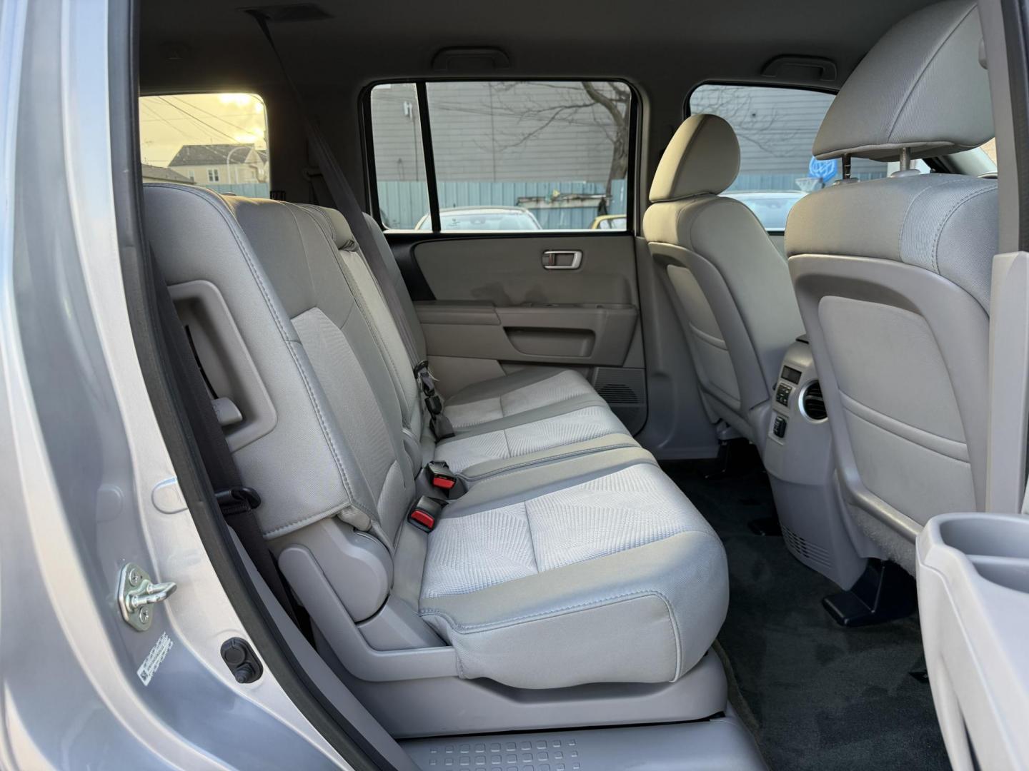 2015 Silver /Grey Honda Pilot LX 2WD (5FNYF3H25FB) with an 3.5L V6 SOHC 24V engine, 5-Speed Automatic transmission, located at 1501 West 15th St., Houston, 77008, (713) 869-2925, 29.797941, -95.411789 - Photo#6