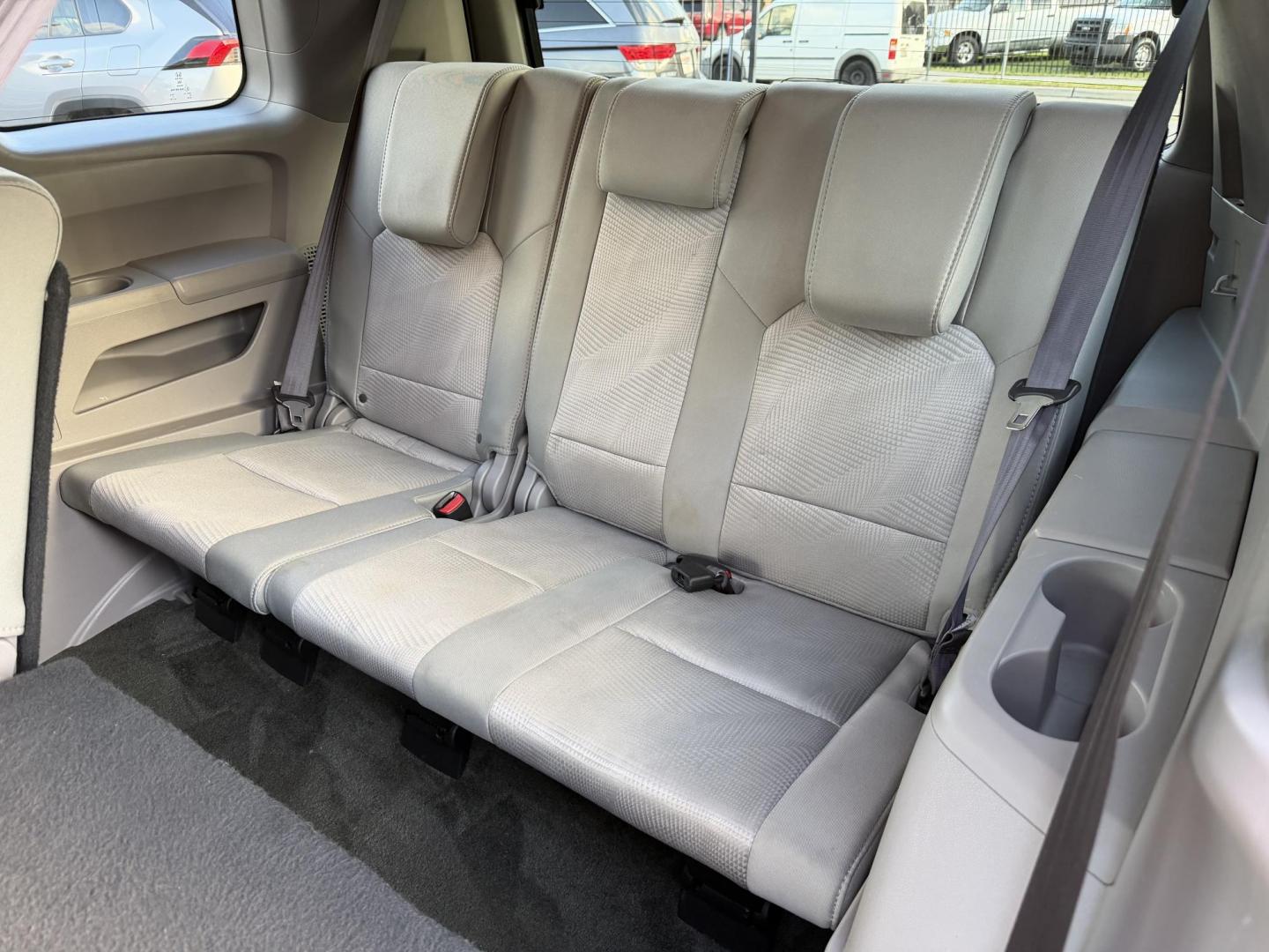 2015 Silver /Grey Honda Pilot LX 2WD (5FNYF3H25FB) with an 3.5L V6 SOHC 24V engine, 5-Speed Automatic transmission, located at 1501 West 15th St., Houston, 77008, (713) 869-2925, 29.797941, -95.411789 - Photo#7