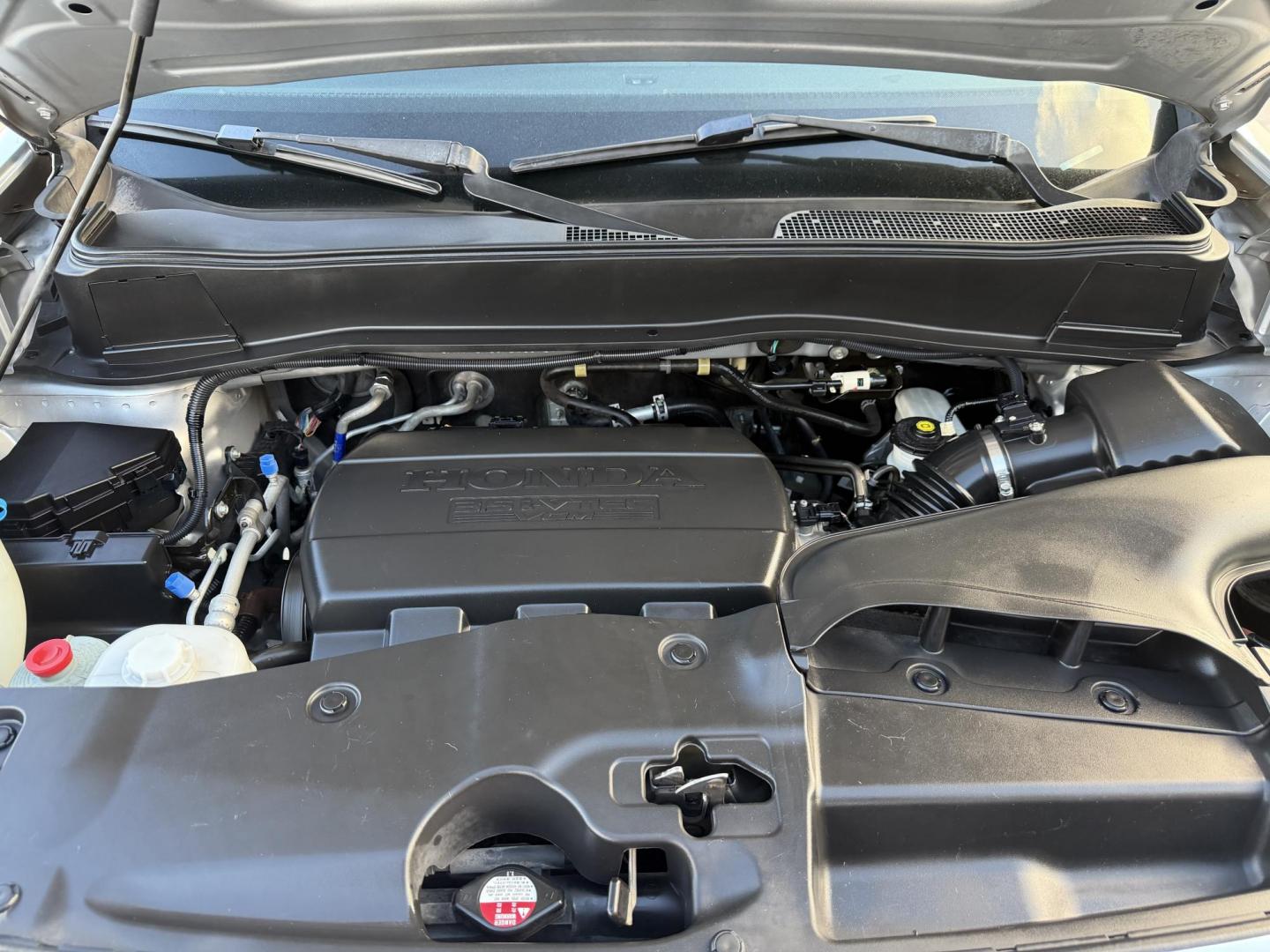 2015 Silver /Grey Honda Pilot LX 2WD (5FNYF3H25FB) with an 3.5L V6 SOHC 24V engine, 5-Speed Automatic transmission, located at 1501 West 15th St., Houston, 77008, (713) 869-2925, 29.797941, -95.411789 - Photo#11