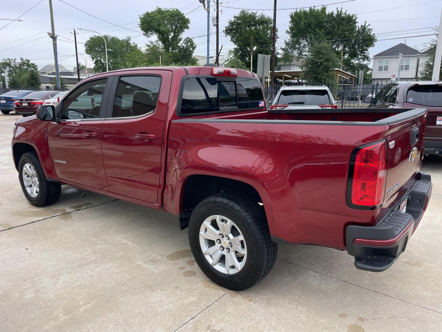 2017 Red /Gray Chevrolet Colorado LT Crew Cab 2WD Short Box (1GCGSCEA1H1) with an 2.5L L4 DOHC 16V GAS engine, 6A transmission, located at 1501 West 15th St., Houston, 77008, (713) 869-2925, 29.797941, -95.411789 - Photo#3