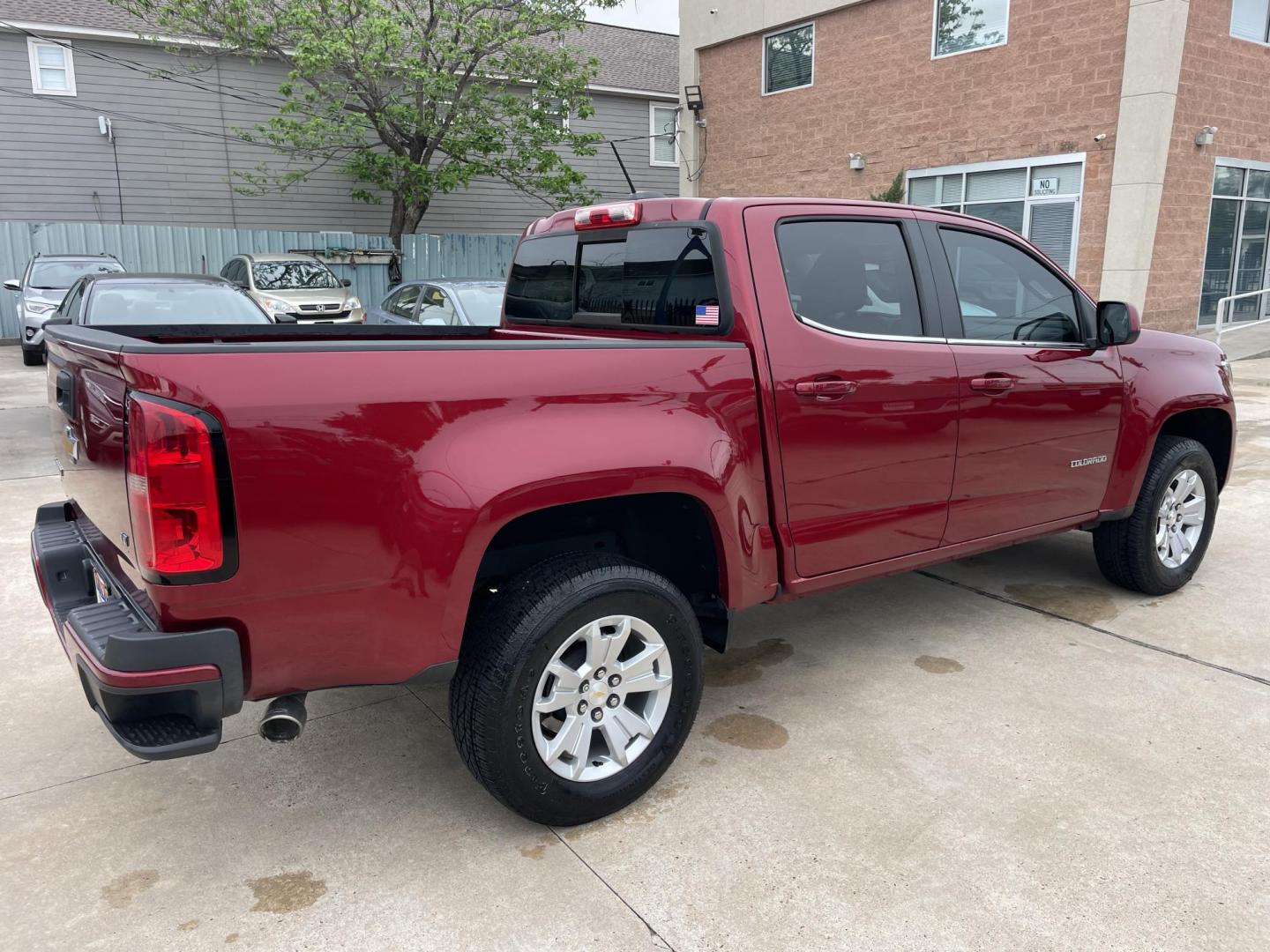 2017 Red /Gray Chevrolet Colorado LT Crew Cab 2WD Short Box (1GCGSCEA1H1) with an 2.5L L4 DOHC 16V GAS engine, 6A transmission, located at 1501 West 15th St., Houston, 77008, (713) 869-2925, 29.797941, -95.411789 - Photo#4