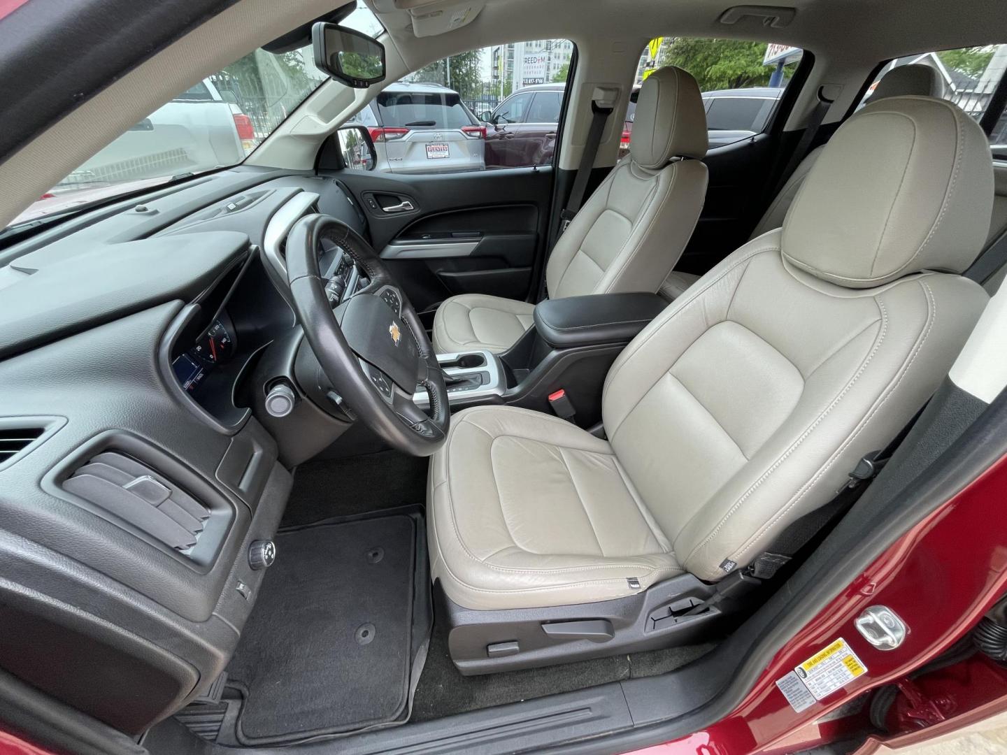 2017 Red /Gray Chevrolet Colorado LT Crew Cab 2WD Short Box (1GCGSCEA1H1) with an 2.5L L4 DOHC 16V GAS engine, 6A transmission, located at 1501 West 15th St., Houston, 77008, (713) 869-2925, 29.797941, -95.411789 - Photo#5
