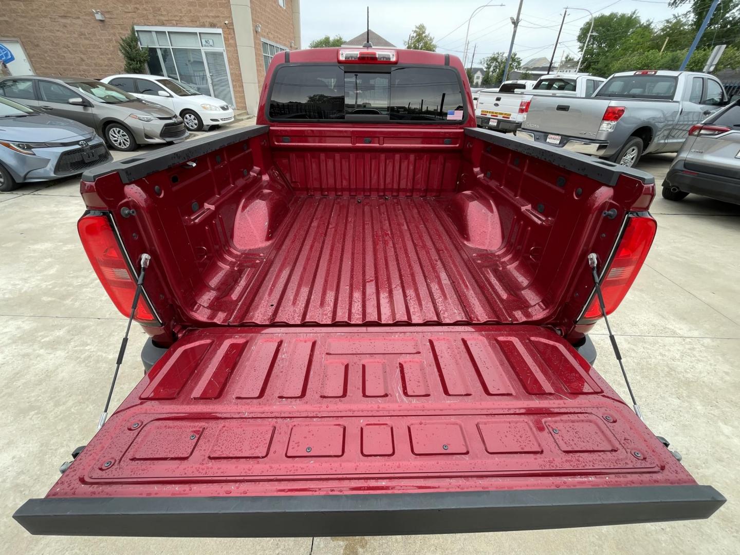 2017 Red /Gray Chevrolet Colorado LT Crew Cab 2WD Short Box (1GCGSCEA1H1) with an 2.5L L4 DOHC 16V GAS engine, 6A transmission, located at 1501 West 15th St., Houston, 77008, (713) 869-2925, 29.797941, -95.411789 - Photo#6
