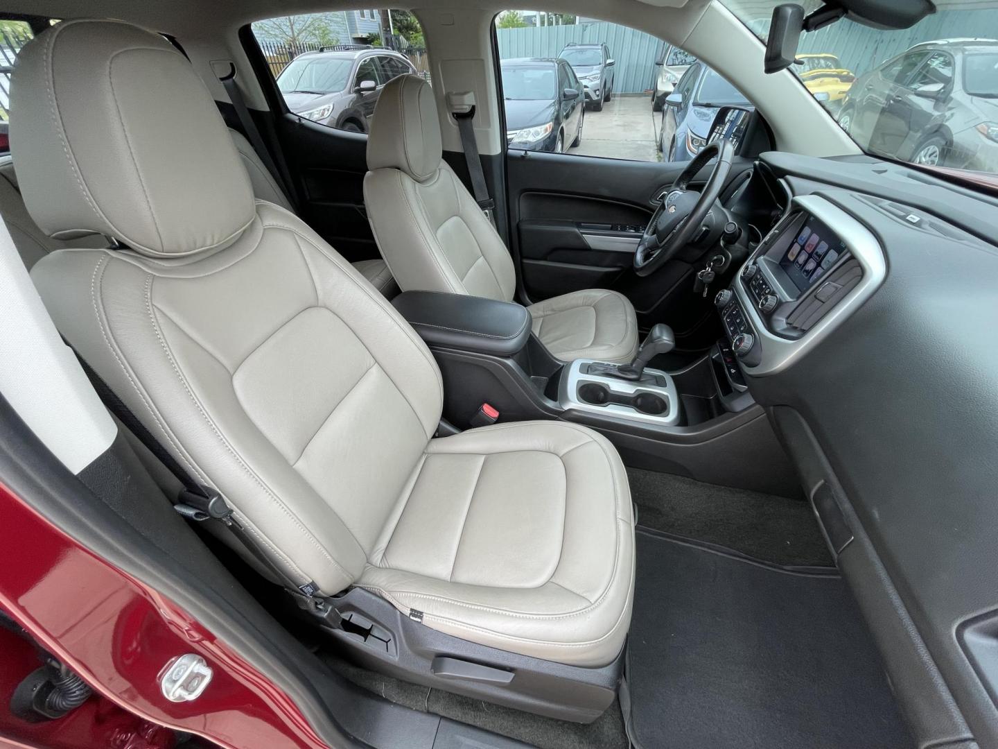 2017 Red /Gray Chevrolet Colorado LT Crew Cab 2WD Short Box (1GCGSCEA1H1) with an 2.5L L4 DOHC 16V GAS engine, 6A transmission, located at 1501 West 15th St., Houston, 77008, (713) 869-2925, 29.797941, -95.411789 - Photo#8