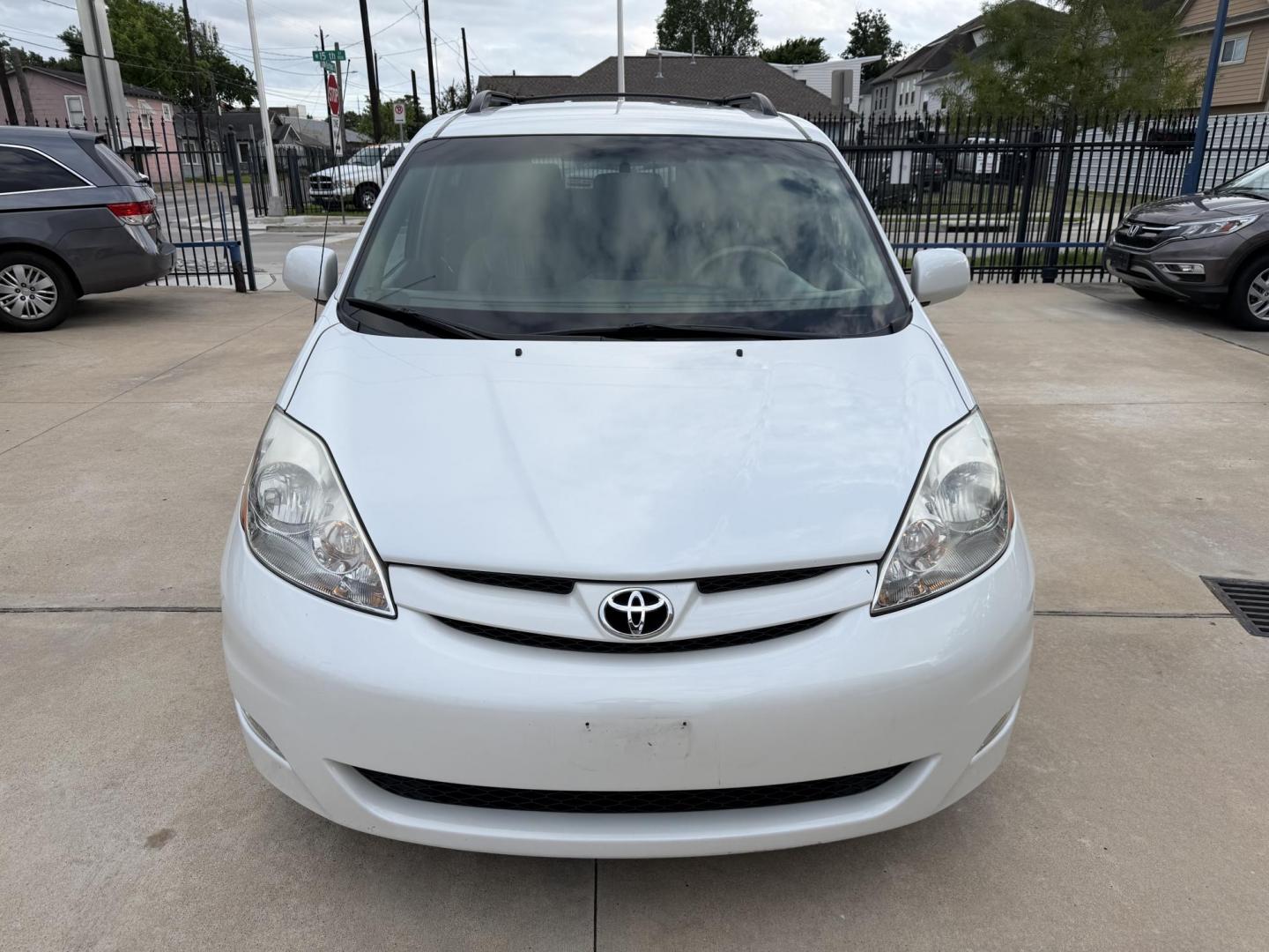 2008 White /Beige Toyota Sienna XLE FWD (5TDZK22C38S) with an 3.5L V6 EFI DOHC 24V engine, 5-Speed Automatic Overdrive transmission, located at 1501 West 15th St., Houston, 77008, (713) 869-2925, 29.797941, -95.411789 - Photo#1