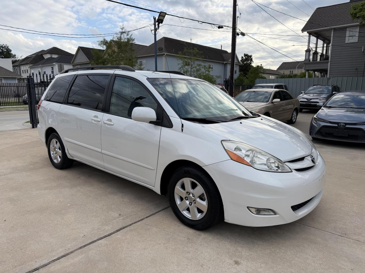 2008 White /Beige Toyota Sienna XLE FWD (5TDZK22C38S) with an 3.5L V6 EFI DOHC 24V engine, 5-Speed Automatic Overdrive transmission, located at 1501 West 15th St., Houston, 77008, (713) 869-2925, 29.797941, -95.411789 - Photo#2