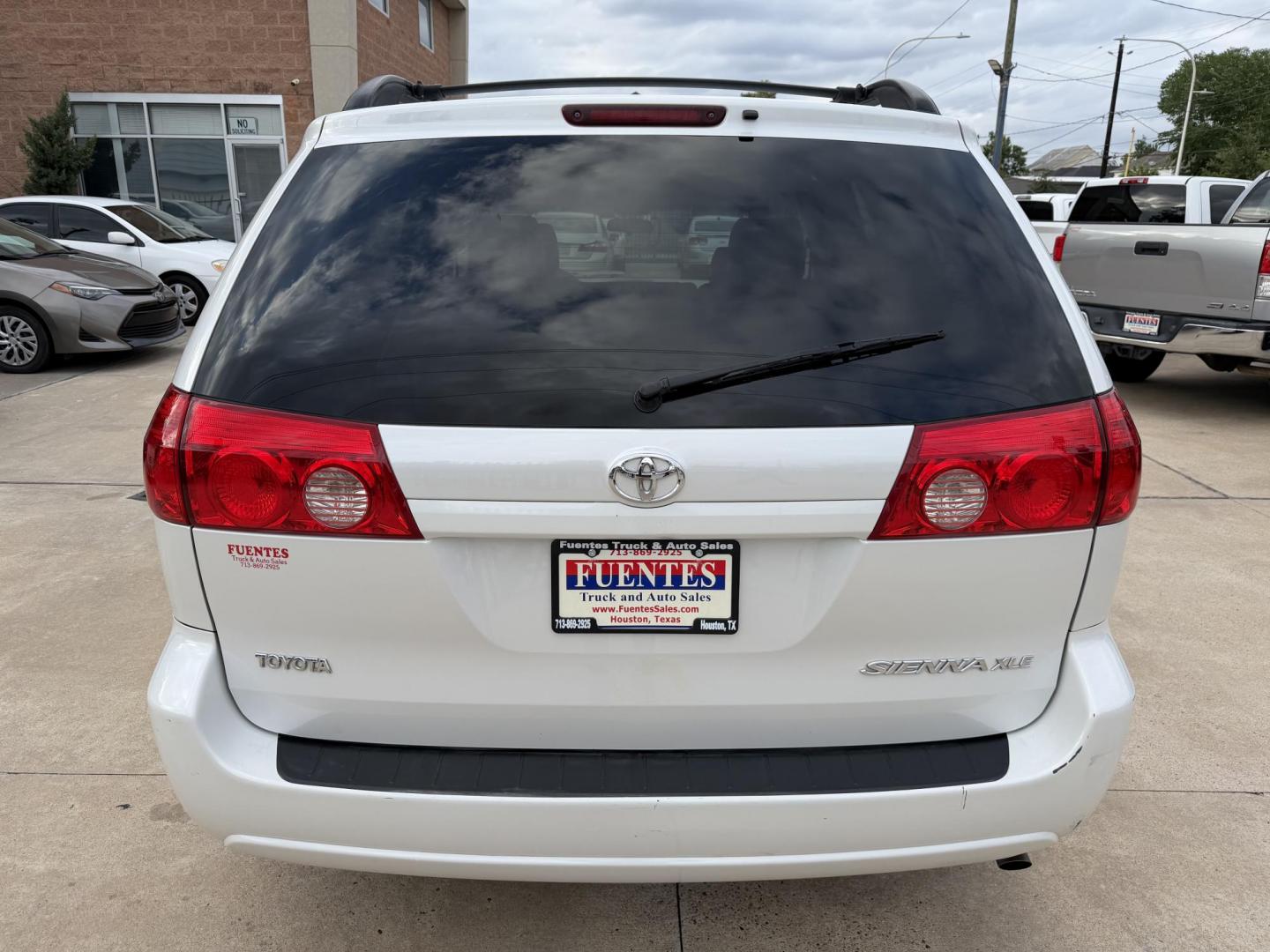 2008 White /Beige Toyota Sienna XLE FWD (5TDZK22C38S) with an 3.5L V6 EFI DOHC 24V engine, 5-Speed Automatic Overdrive transmission, located at 1501 West 15th St., Houston, 77008, (713) 869-2925, 29.797941, -95.411789 - Photo#4