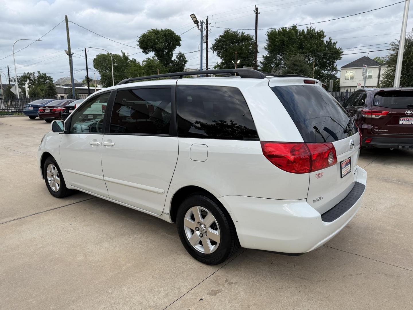2008 White /Beige Toyota Sienna XLE FWD (5TDZK22C38S) with an 3.5L V6 EFI DOHC 24V engine, 5-Speed Automatic Overdrive transmission, located at 1501 West 15th St., Houston, 77008, (713) 869-2925, 29.797941, -95.411789 - Photo#6