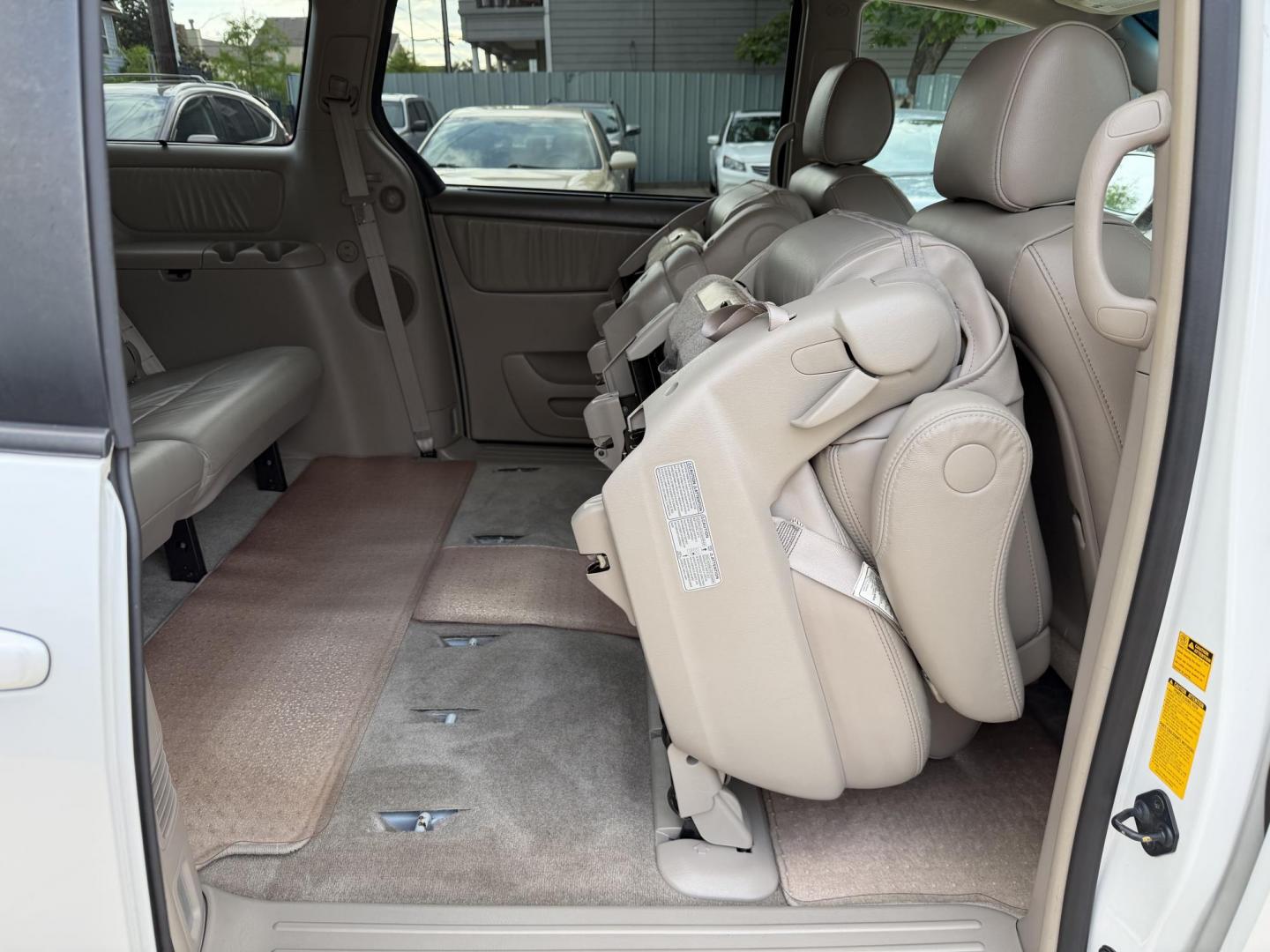 2008 White /Beige Toyota Sienna XLE FWD (5TDZK22C38S) with an 3.5L V6 EFI DOHC 24V engine, 5-Speed Automatic Overdrive transmission, located at 1501 West 15th St., Houston, 77008, (713) 869-2925, 29.797941, -95.411789 - Photo#9