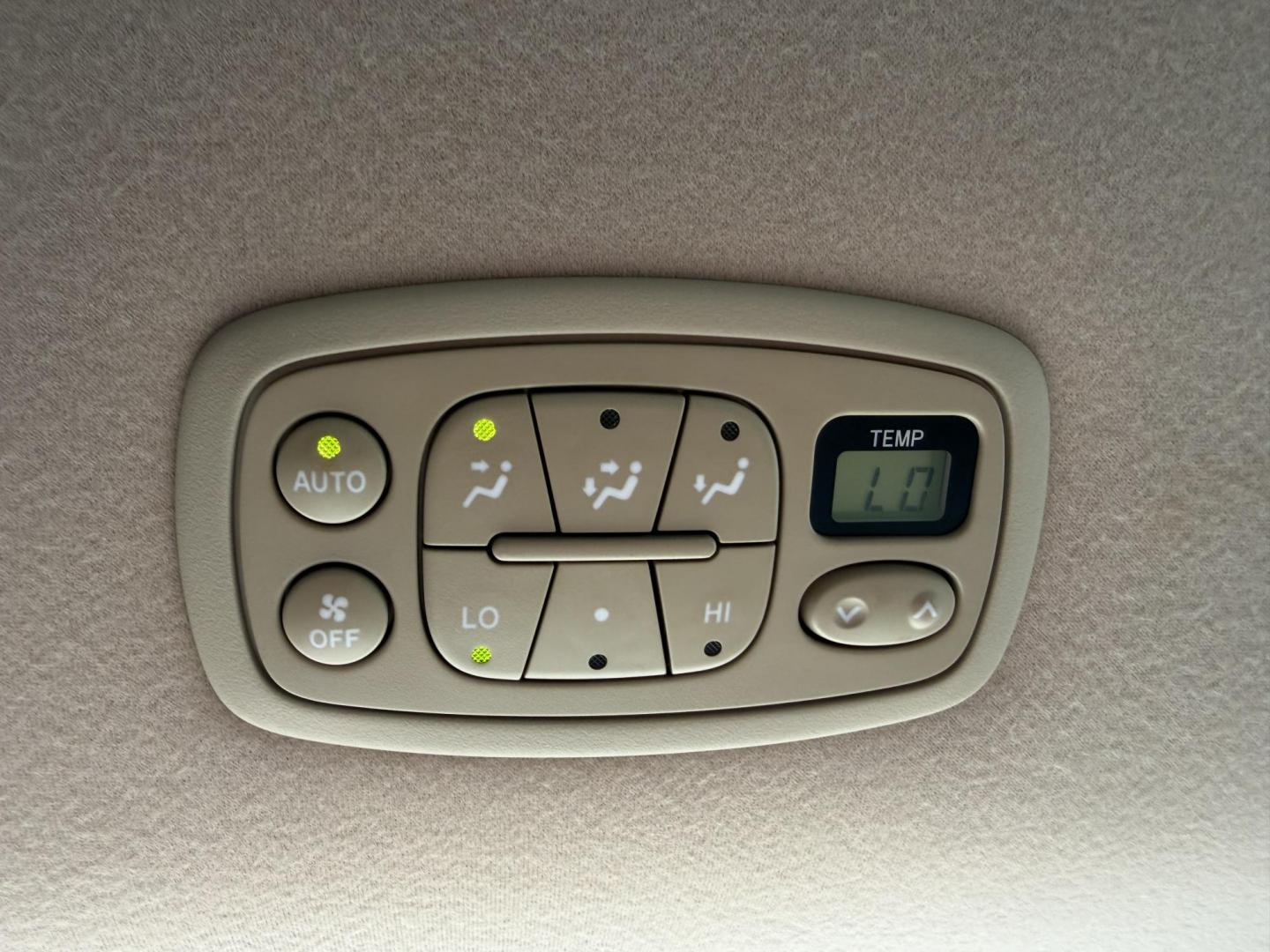 2008 White /Beige Toyota Sienna XLE FWD (5TDZK22C38S) with an 3.5L V6 EFI DOHC 24V engine, 5-Speed Automatic Overdrive transmission, located at 1501 West 15th St., Houston, 77008, (713) 869-2925, 29.797941, -95.411789 - Photo#12