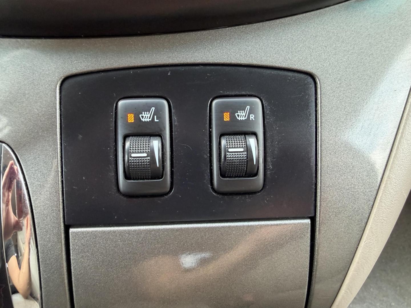 2008 White /Beige Toyota Sienna XLE FWD (5TDZK22C38S) with an 3.5L V6 EFI DOHC 24V engine, 5-Speed Automatic Overdrive transmission, located at 1501 West 15th St., Houston, 77008, (713) 869-2925, 29.797941, -95.411789 - Photo#17