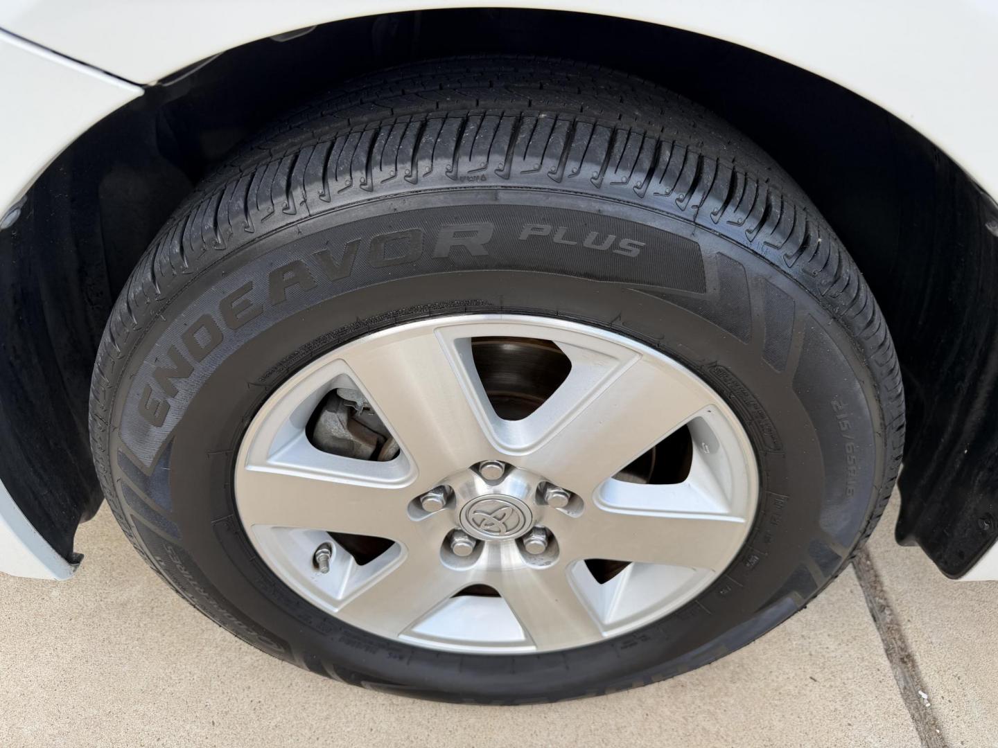 2008 White /Beige Toyota Sienna XLE FWD (5TDZK22C38S) with an 3.5L V6 EFI DOHC 24V engine, 5-Speed Automatic Overdrive transmission, located at 1501 West 15th St., Houston, 77008, (713) 869-2925, 29.797941, -95.411789 - Photo#18
